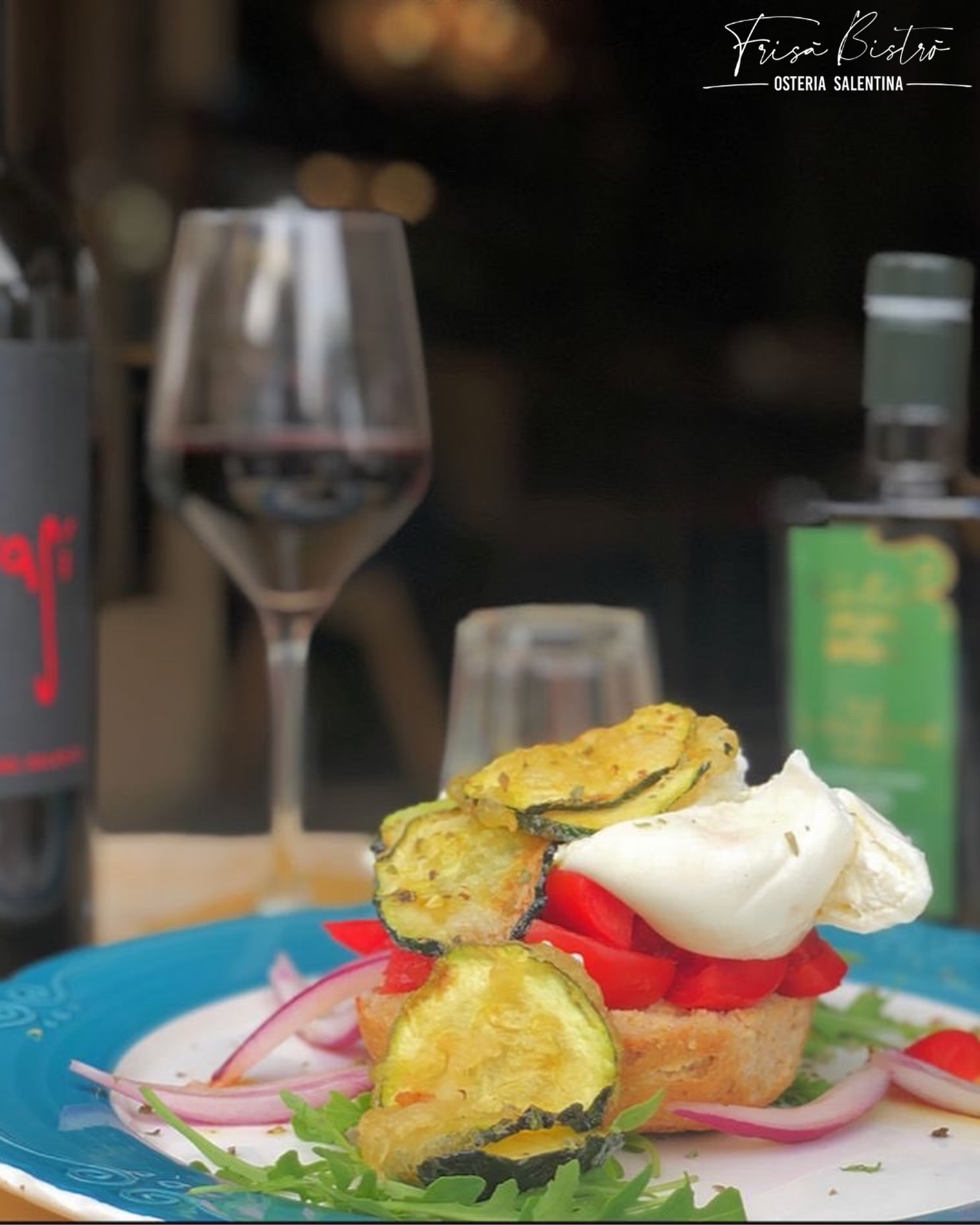 ✨ Un piatto che racconta l’estate, un calice che invita a rallentare e tutta l’atmosfera che rende speciale una serata da Frisà.
Burrata cremosa, pomodorini freschi, zucchine croccanti e pane tostato: sapori semplici che diventano un’esperienza da gustare fino all’ultimo boccone. 🍷🌿
Ti aspettiamo per un pranzo, un aperitivo o una cena all’insegna del buon gusto.
📍 Frisà Bistrò - Osteria Salentina
#FrisaBistro #MilanoFood #BurrataLovers #FoodExperience #ItalianTaste