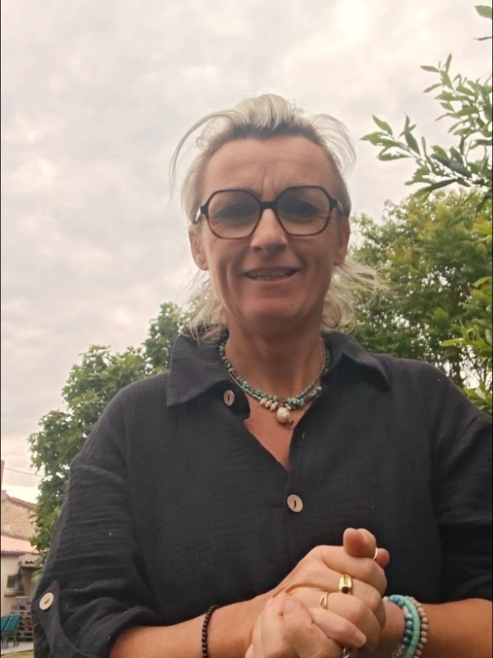 LES CRINS DE DERCE poney club seront sur place dès 11h pour :
🐴 de jolies petites balades à poney pour les enfants dès 12 mois . Une belle découverte et approche de l'animal.
Découverte et renseignements sur l'EQUITHERAPIE avec sur place Virginie Dufresne et son merveilleux partenaire de thérapie, TRÉSOR, le poney ..
📖 Rencontre avec l'auteur de l'ouvrage "L'équithérapie en EHPAD" publier depuis février 2026.
💥. Mais AUSSI .... 💥
🍷🍺 À la rencontre de nos producteurs !
À Dive’rtissez-vous, on met aussi à l’honneur les savoir-faire locaux 💚
Venez découvrir et échanger avec des vignerons et un brasseur passionnés 👇
🍇 Forteresse de Berrye
🍇 @domaine_des_hautes_ouches
🍇 @senevigneloudun
🍺 Le Vagabière
Dégustations, partage et convivialité seront au rendez-vous 🌿
🍔✨ Pause gourmande à Dive’rtissez-vous !
Parce qu’une belle journée au bord de la Dive passe aussi par de bonnes choses à manger… 😋
Cette année, retrouvez plusieurs food trucks pour régaler vos papilles 👇
🔥 Au Temps des Fouées
🧋 Bullerie SurNaturelle
De quoi savourer, partager et profiter pleinement de l’ambiance conviviale de l’événement
📅 Samedi 6 juin 2026
📍 Saint-Jouin-de-Marnes