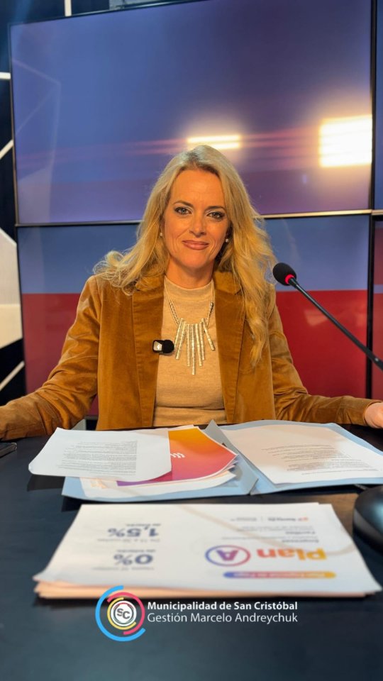 La Secretaria de Economía y Finanzas, CPN Luciana Morel, visitó los estudios de Canal 4 para brindar detalles sobre la implementación del nuevo sistema de digitalización de la Tasa general de Inmuebles y la de Cementerio, una medida que busca agilizar trámites, optimizar recursos y avanzar hacia una gestión más eficiente y sustentable.
Durante la entrevista, destacó además la importancia de continuar administrando los recursos municipales con responsabilidad y compromiso, teniendo en cuenta que somos un municipio de autogestión que trabaja diariamente para brindar respuestas a sus vecinos.
Asimismo, agradeció el acompañamiento permanente del intendente Marcelo Andreychuk y destacó el trabajo conjunto que lleva adelante el equipo del área de Economía y Finanzas, cuyo compromiso y dedicación resultan fundamentales para continuar fortaleciendo una administración ordenada, eficiente y al servicio de la comunidad.
Desde esta gestión seguimos impulsando herramientas que permitan modernizar la administración y optimizar cada recurso, con la convicción de que el esfuerzo de los contribuyentes debe transformarse en más obras, mejores servicios y una ciudad que continúe creciendo para todos.