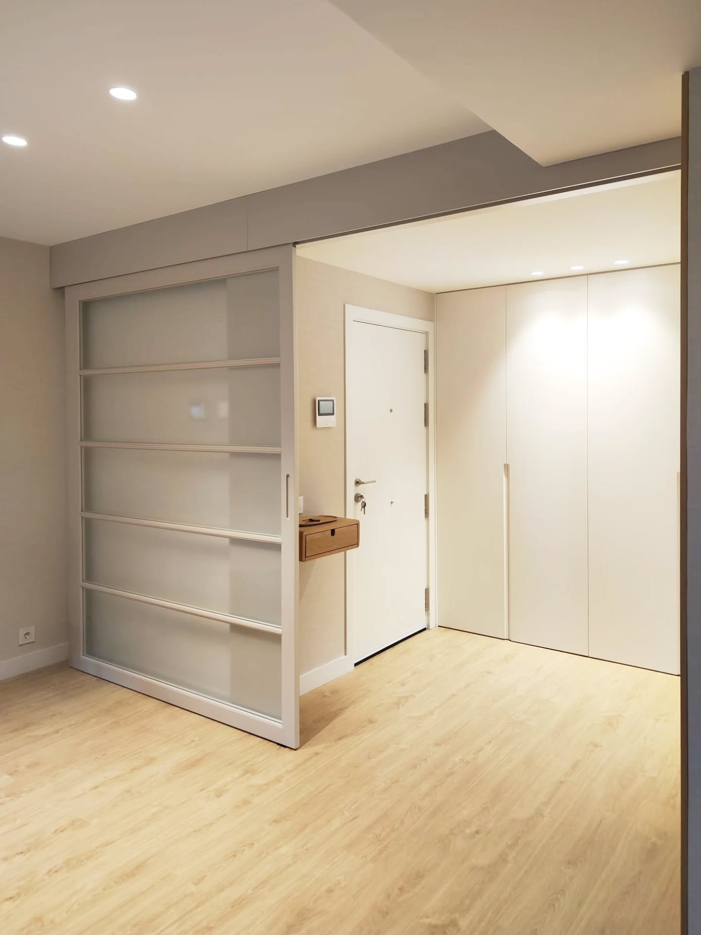 🎙️🎙️🎙️ CERRAMIENTOS🎙️🎙️🎙️
Paneles móviles con sistema corredero o deslizantes.
Para zonas expuestas.
Versatilidad en la vivienda.
👉🏻 Queremos intimidad ➡️ cerramos.
👉🏻 Queremos sentir el espacio ➡️ abrimos.
Diseños interesantes que cambian por completo el ambiente.
¿Te atreves a mejorar tu vivienda?
Lugares bonitos 😉
#almadeblues
#decoracion
#mobiliario
#diseño
#amedida