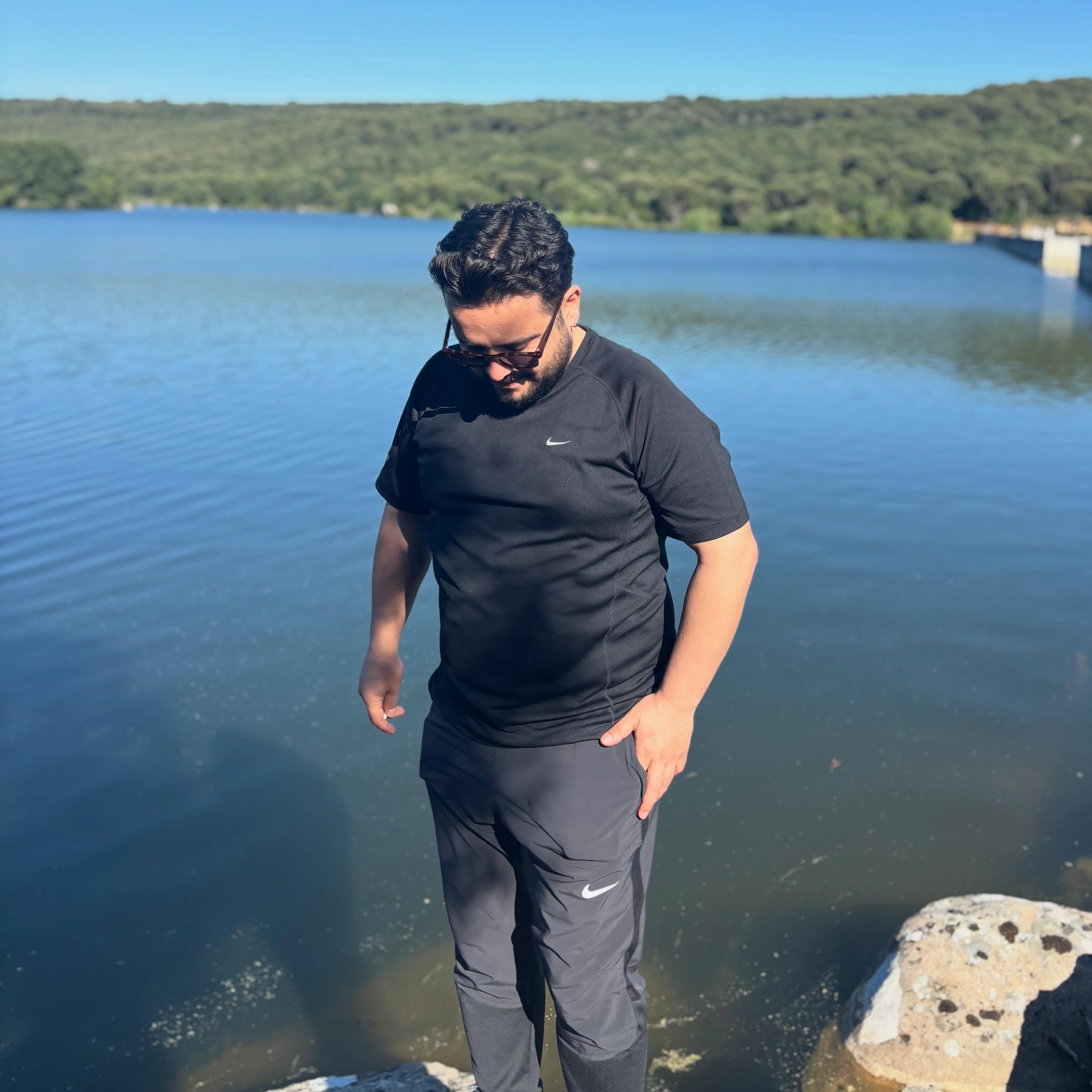 Bir zamanlar Narcissus suya bakmış.
Ve hayatının en büyük hatası olacağını bilmeden.
Kendine hayran oldu.
Ama mesele kendini beğenmesi değildi.
Mesele, gördüğü şeyin gerçek olduğunu sanmasıydı.
Bugün biz de her gün aynı pınara bakıyoruz.
Ama bizim pınarımız su değil.
Sosyal medya.
Statü.
Unvan.
Başarı hikayeleri.
Ve en tehlikelisi;
Kendi kafamızın içindeki hikaye.
Kendimizi anlatıyoruz.
Kendimizi haklı çıkarıyoruz.
Kendimizi iyi hissedecek şekilde yorumluyoruz.
Ama şu soruyu sormuyoruz;
- Gerçekten böyle mi, yoksa ben böyle görmek istediğim için mi böyle?
Narkissos’un trajedisi burada başlıyor.
Gerçeğe değil, yansımasına aşık oldu.
Dokunmaya çalıştıkça kaybetti.
Kaybettikçe daha çok bağlandı.
Bugün birçok insanın yaşadığı şey de bu:
Mutlu olmadığını biliyor ama “idare eder” diyor.
Yanlış yerde olduğunu hissediyor ama “şartlar böyle” diyor.
Değişmesi gerektiğini anlıyor ama “zamanı değil” diyor.
Yani aslında gerçeği görüyor…
Ama onunla yaşamayı tercih ediyor.
Çünkü gerçek değiştir der.
Yansıma ise böyle de fena değil.
Ve çoğu insan ikinciyi seçer.
Bana göre bu hikayenin bugünkü karşılığı çok net.
İnsanlar artık kendilerine değil,
kendileri hakkında kurdukları hikayeye aşık.
Ve o hikaye ne kadar süslüyse, gerçekten o kadar uzaklaşıyorlar.
Ama kaçırılan bir şey var.
Narkissos’u öldüren su değildi.
Yanlış gördüğü şey de değildi.
Onu bitiren şey, gördüğünü sorgulamamasıydı.
Şimdi sana bir sorum var.
Hayatında gerçek sandığın ama aslında sadece alıştığın ne var?
#narkissos #hayatınanlamı #kendinikeşif #koçluksoruları