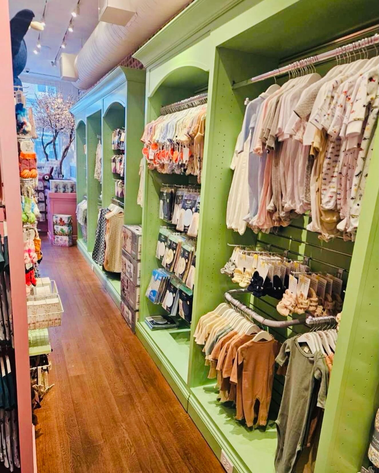 King Street children’s store clean and pretty🧹🫧🧼👶👧🧒👦💜