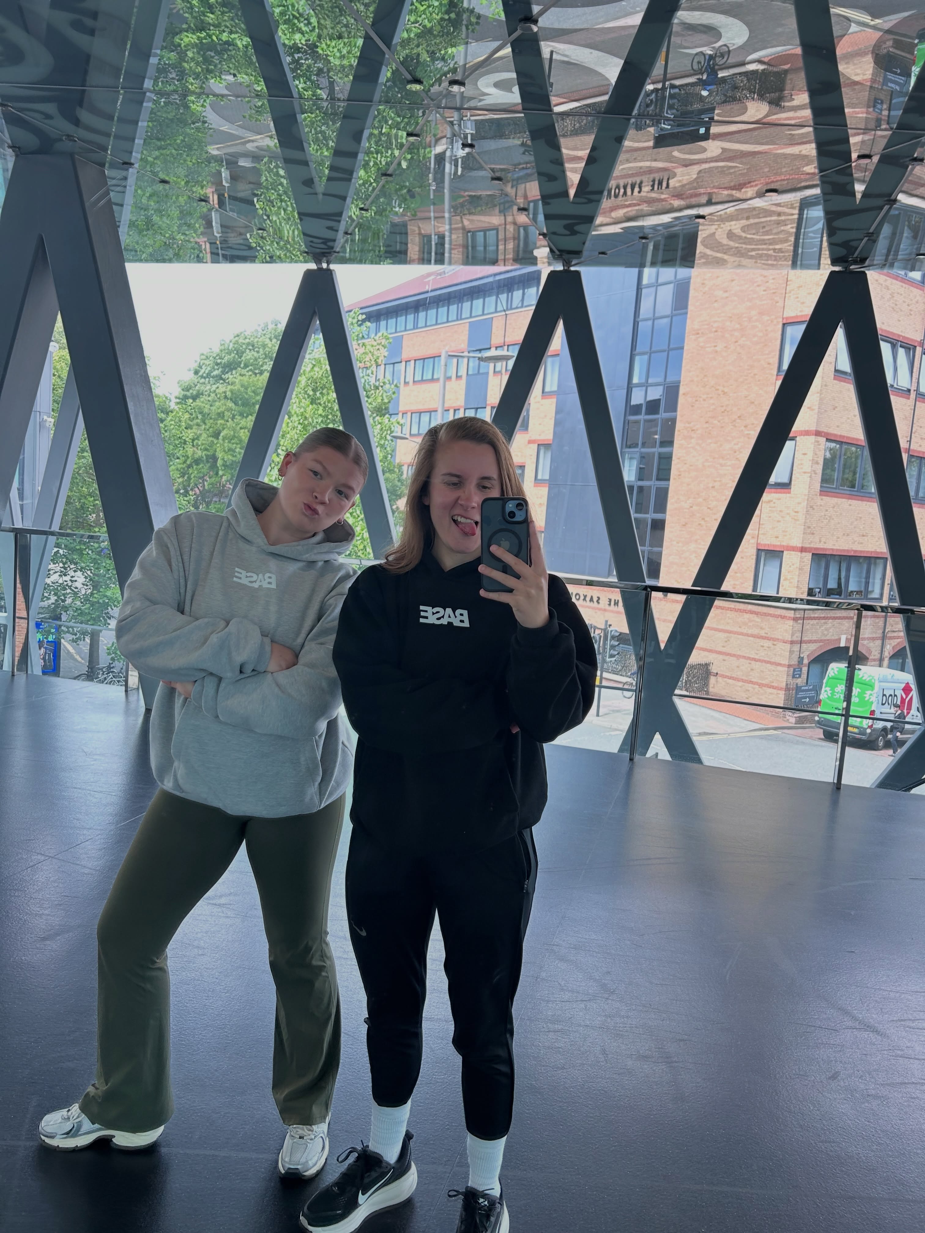 Weekly Dump 🗓️🤳
Repping BASE merch everywhere I go 😎
Training didn’t go to plan this week, but got the essentials in 💪🏃♀️🧘♀️
New BASE orders are out to everyone 🤩
Vandalising everyone’s cars with BASE advertising 😏
Onto a fresh set of 7 🫡🗓️
#sophitness #weeklydump
