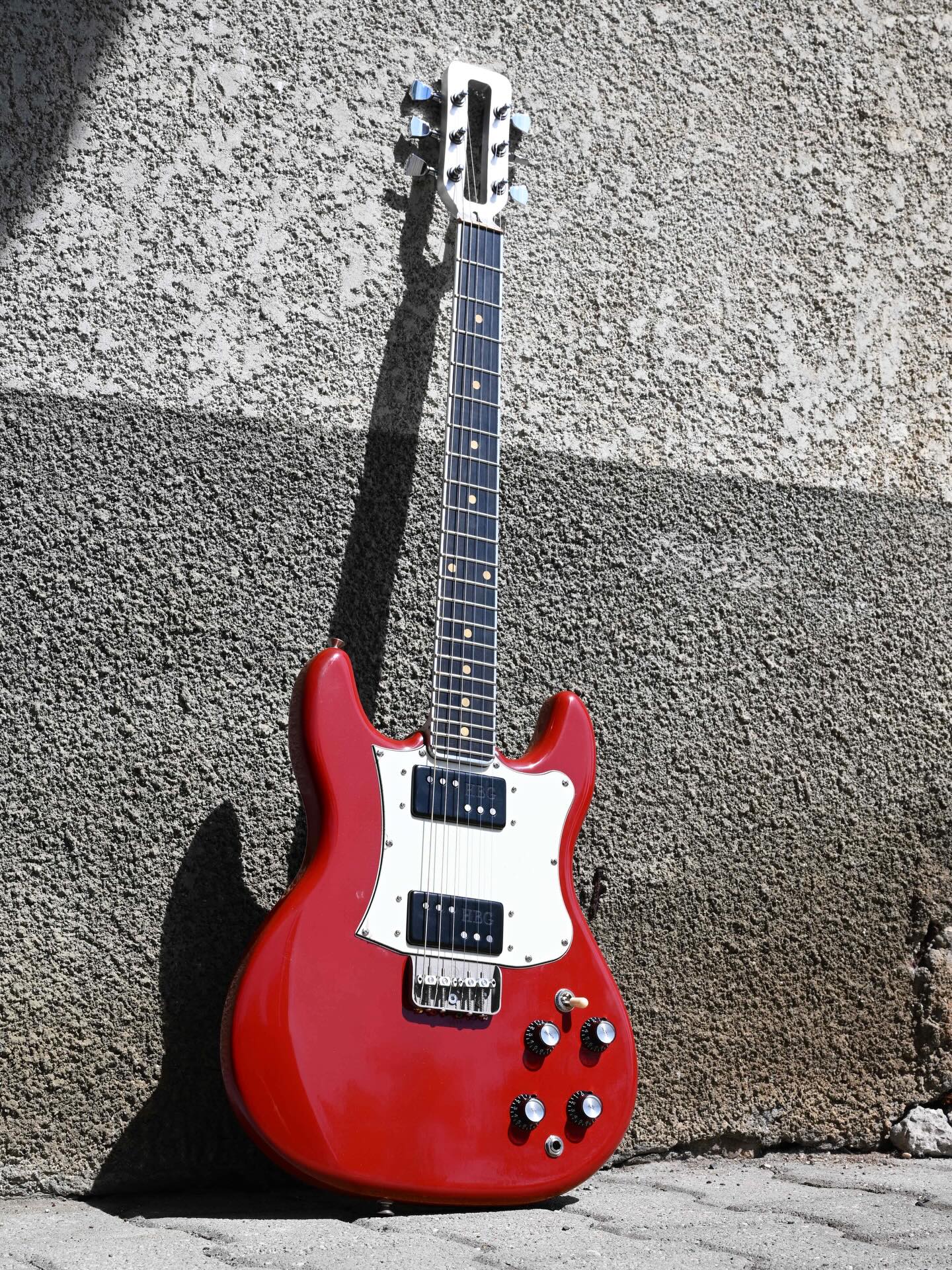 Columbia MKV DAKOTA RED on SHERWOOD GREEN listed on Reverb.
Very first CMKV finished in red color. I’ve been looking for making this one for a while.
It’s also the last one before a new production that I’ll start next week when aluminum blocs arrive.
Can’t tell you too much for now because I need to prototype the new necks structure which are also gonna include current custom orders.
Thanks everyone for sharing with your guitar buddies and see you next week with some story post which will explain what’s coming up.
Lots of love! Keep on making stuff! 🫶🏻
Alexandre
#glettyguitars
#aluminiumneck
#luthier
#customguitar
#guitarporn