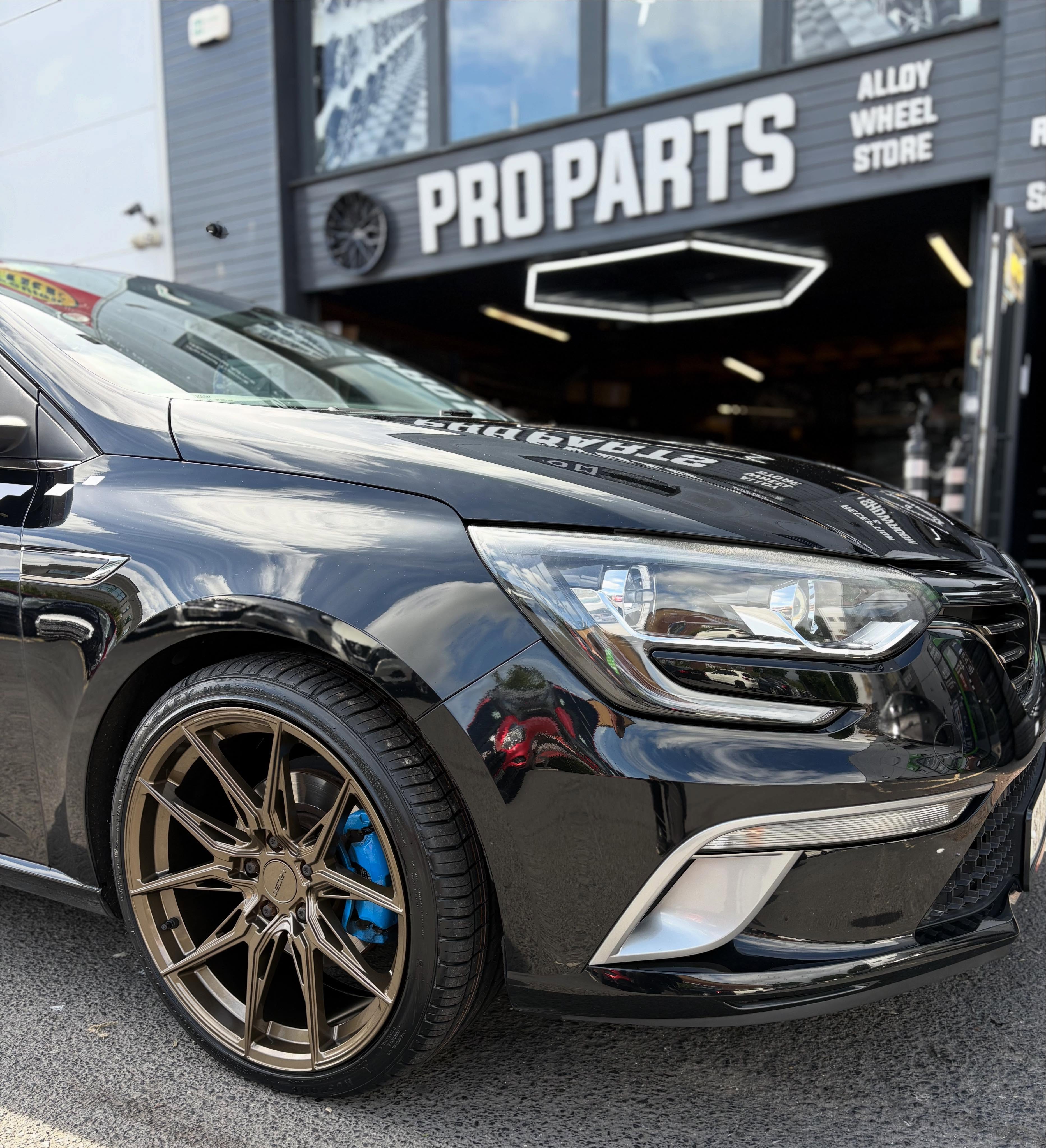 Renault Megan in for 19” @arceo.global Marseille style alloy and tyre package🔥