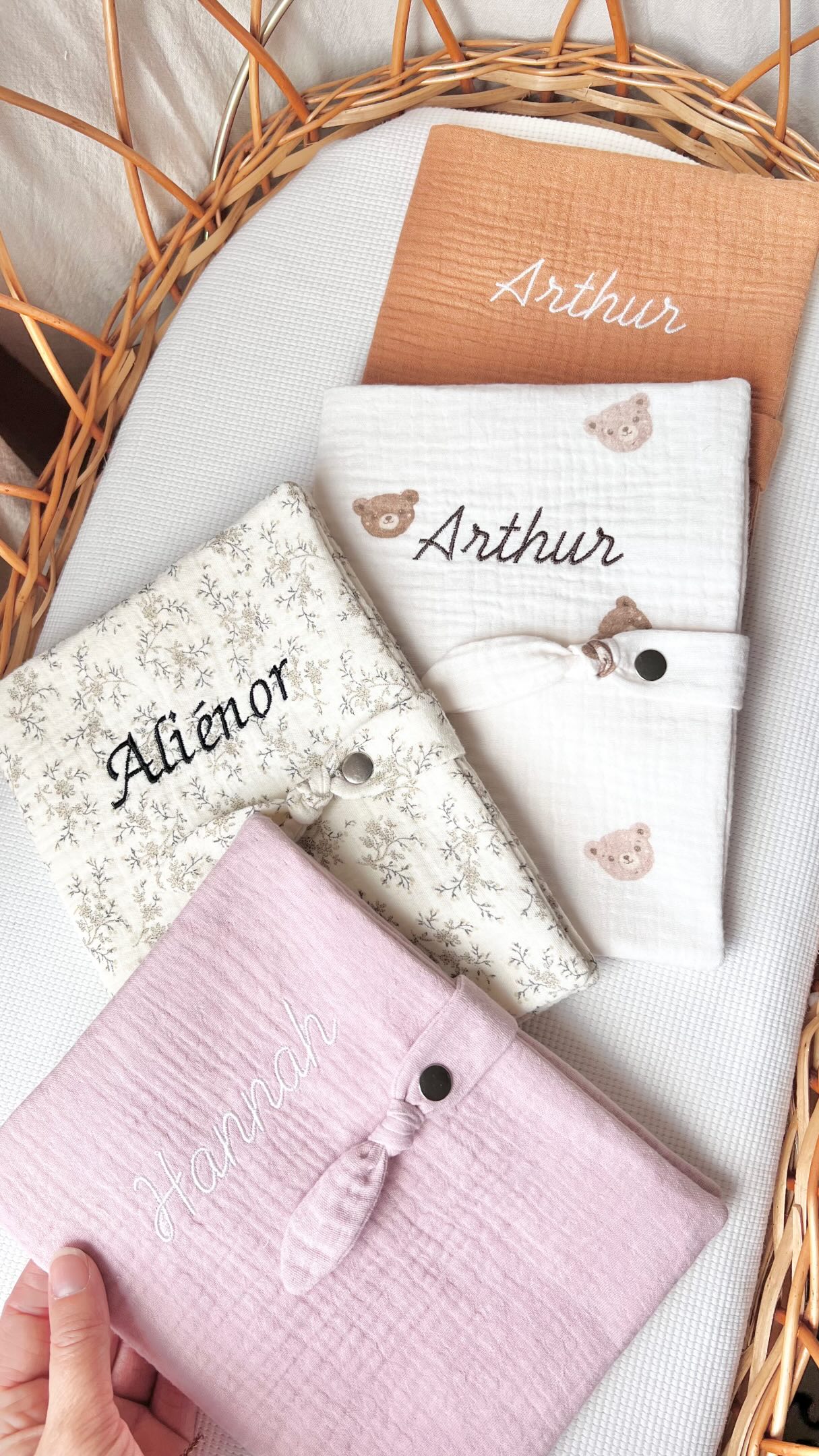 Une naissance prochainement dans ton entourage ? Voilà un cadeau de naissance unique pour bébé 🌸
Nos jolis protèges carnet de santé ✨
Existe aussi en protège passeport et livret de famille 🪿
Choisis ton tissu et ta personnalisation sur notre site www.atelierbergamote.shop et fait une maman heureuse ❤️
#baby #mum #fyp #pourtoi #pregnant