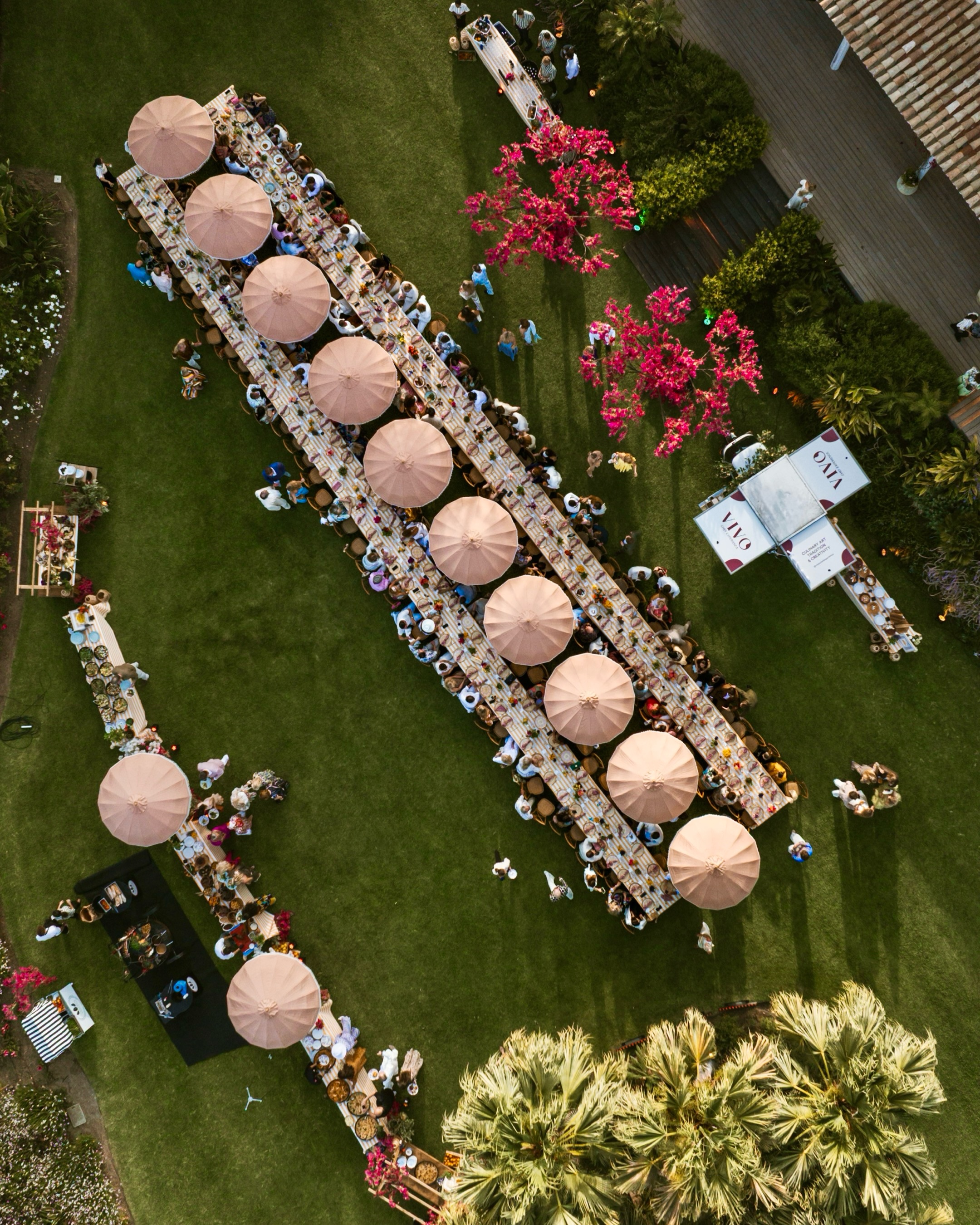 ✨ Creating experiences people remember ✨
A beautiful setting, incredible energy and a table designed to bring everyone together.
Whether it’s a private celebration, a corporate gathering or a special occasion, we take care of the details so you can focus on enjoying the moment.
Planning an event? We’d love to be part of it 🥂
Thanks to @pedronavarro_es @proshakers @puenteromanoresort @vivochefexperience @orumevents