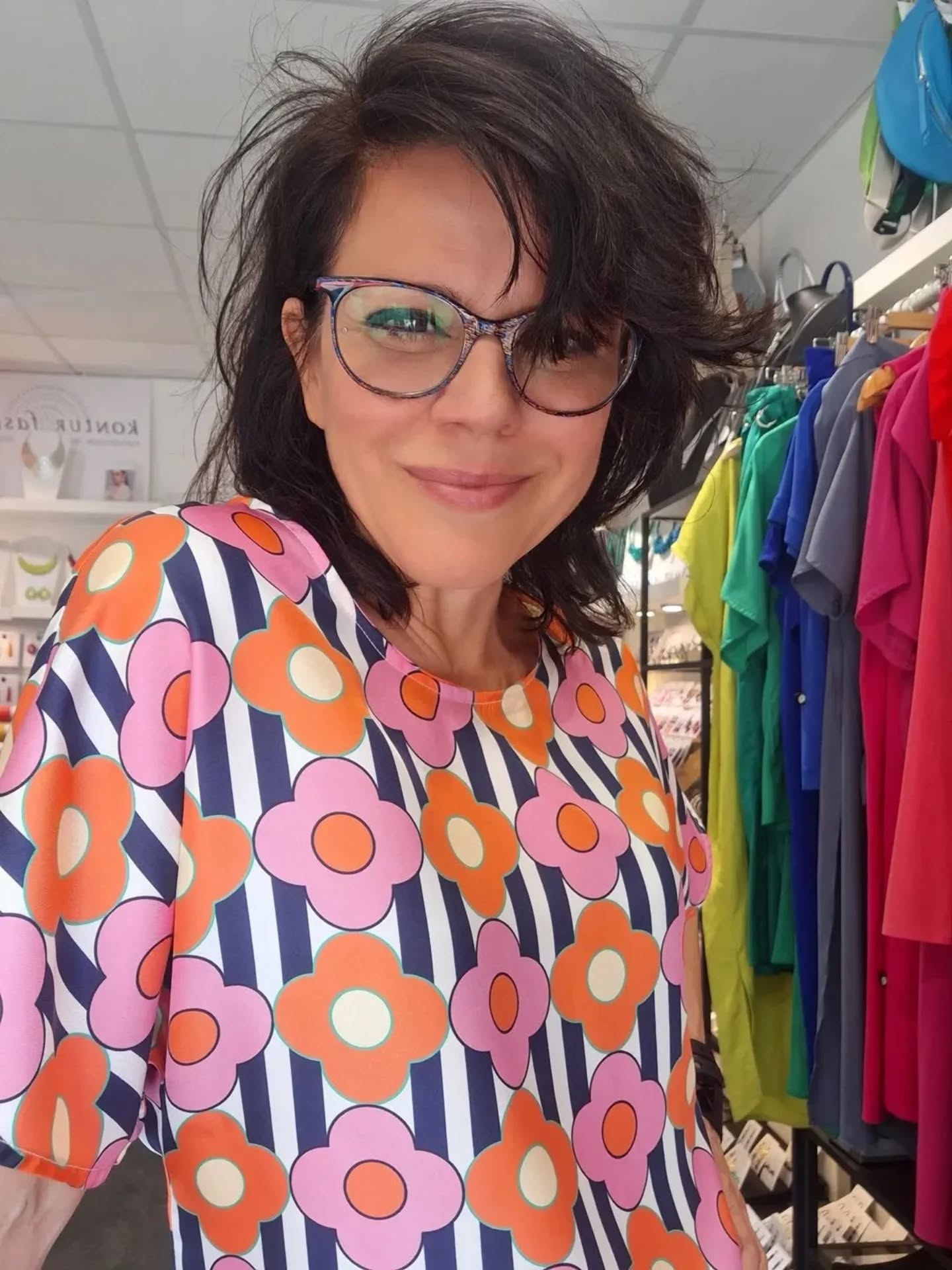 🌸 Méretenként egy-egy darab készült a képen látható @whitelemon.smartwear imádnivaló virágos blúzból. 😍 Hernyóselyem, elképesztően látványos, limitált darabok, nem lesz több belőle.
Este hétig a tervező, Bojti Szilvi vár benneteket a Prizmában, annyi ruhával, amennyit csak el tudott készíteni az elmúlt napokban, hetekben, gyertek!
.
.
.
.
#prizma #prizmadesignerstore #ruha #nyáriruha #whitelemonsmartwear