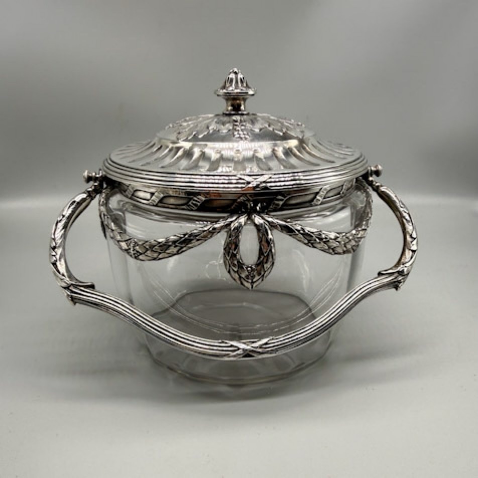 ❌vendu❌Seau à biscuit en verre et métal argenté .
Une monture poinçonnée Gallia ( Christofle)
Un joli décor de guirlandes de laurier et feuilles repoussées sur le couvercle
Anse articulée à décor de feuillage et rubans
Hauteur à la prise : 15 cm
Ø du seau 15 cm
Très bel état de l’argenture le verre est intact et limpide micro rayures sous la base.
Ce seau présente de belles dimensions.
Poinçon au coq et au bouc de Gallia
Production des années 1900-1925
🛒 prix et disponibilité dans la boutique en ligne.
#seauabiscuits #artdelatable #christofle #gallia #decoration