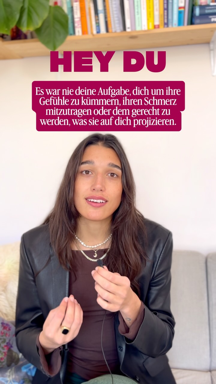 Kommentiere CHOICE unter diesem Reel und ich schick dir ein pdf, um zu lernen, dich und deine Gefühle wichtig zu nehmen - mit Sätzen, die du im nächsten Gespräch nutzen kannst. 🫰🏽
Storytime:
Die letzten Monate hat sich einiges in mir verändert.
Aktuell stelle ich mir vermehrt die Frage:
Wo will ich hin?
Und welche Emotionen sind so groß, so herausfordernd, dass ich sie vermeiden will und damit diese Entwicklung blockiere?
Ich will damit nicht sagen, dass die Vergangenheit und die eigene Prägung nicht relevant sind. Sondern, dass es super leicht ist, um den Schmerz und die vergangenen Erfahrungen zu kreisen und den Ort, zu dem du hinwillst aus den Augen zu verlieren.
Es braucht nicht nur den Schritt die Vergangenheit anzuerkennen, sondern die Fähigkeit in die Richtung zu gehen und die Entscheidungen zu treffen, die dir wichtig sind.
Und das ist alles andere als einfach!
Ich hab derzeit den Eindruck, dass wir zu wenig Augenmerk darauf legen, was wir individuell brauchen um Entscheidungen zu treffen, die uns wirklich unterstützen.
Das liegt an 3 Gefühlszuständen, die wir kollektiv vermeiden und mit denen wir keinen Umgang gelernt haben. Die wir deswegen konsequent vermeiden, weil unangenehhm 🥴 (kommentiere „choice“ und lern was du damit machen kannst!)
Ganz egal, was du verändern magst:
Das größte Potenzial liegt nicht in deiner Kindheit oder in der nächsten Woche, sondern im gegenwärtigen Moment.