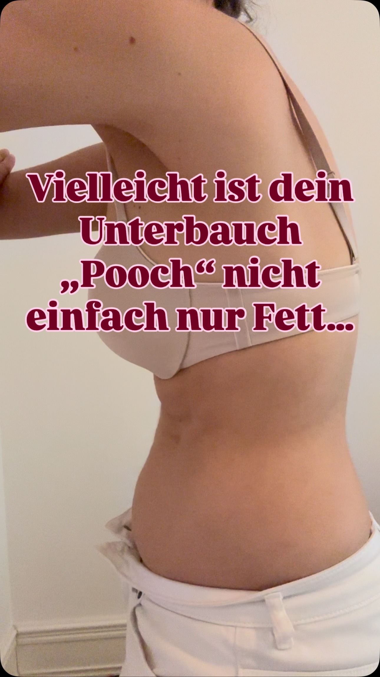 Vielleicht ist dein Unterbauch nicht einfach nur Fett.
Ich sehe das bei vielen Frauen:
Sie ziehen den Bauch dauerhaft ein. Können zum Teil gar nicht mehr richtig loslassen und merken dies auch selten.
Der Nabel wandert nach hinten.
Die Schultern fallen nach vorne.
Der Rücken wird rund. Die Schultern gehen hoch.
Und trotzdem bleibt der Unterbauch sichtbar.
Warum?
Weil ein sichtbarer Unterbauch nicht automatisch etwas mit Körperfett zu tun haben muss. Oft spielt auch die Art und Weise eine Rolle, wie dein Körper mit Spannung und Druck umgeht. Dein Bauch arbeitet nämlich nicht allein.
Er ist Teil eines Systems aus:
• Zwerchfell
• Beckenboden
• tiefer Bauchmuskulatur
• Rücken
• Atmung
Diese Strukturen bilden gemeinsam deinen Core. Wenn dieses System nicht optimal zusammenarbeitet, kann sich das unter anderem zeigen durch:
- einen Bauch, der sich trotz Training vorwölbt
- sichtbare Spannung im Oberbauch
- dauerhaftes Baucheinziehen
- Druckgefühl nach unten
- einen Bauch, der sich im Laufe des Tages stark verändert
Wichtig:
Das bedeutet nicht automatisch, dass du eine Rektusdiastase hast. Und es bedeutet auch nicht, dass Körperfett keine Rolle spielt.
Aber es lohnt sich, genauer hinzuschauen. 🙏🏼
CHECKLISTE ✅
Kommt dir das bekannt vor?
□ Du ziehst deinen Bauch häufig unbewusst ein.
□ Deine Schultern fallen oft nach vorne.
□ Du atmest eher in Brustkorb und Schultern. (Flach)
□ Dein Bauch ist morgens flacher als abends.
□ Du hast das Gefühl, ständig Spannung halten zu müssen.
□ Dein Beckenboden fühlt sich eher verspannt als schwach an.
□ Bauchtraining hat bisher wenig verändert.
Je mehr Haken du setzt, desto eher lohnt sich ein Blick auf dein Core-System statt nur auf den Bauch.
Denn manchmal ist die Lösung nicht: „Mehr trainieren.“
Sondern: Verstehen, wie dein Körper zusammenarbeitet.
Wie viele Punkte treffen auf dich zu? Schreib die Zahl in die Kommentare.
🤍 Folge mir, wenn du deinen Körper verstehen statt gegen ihn kämpfen möchtest.