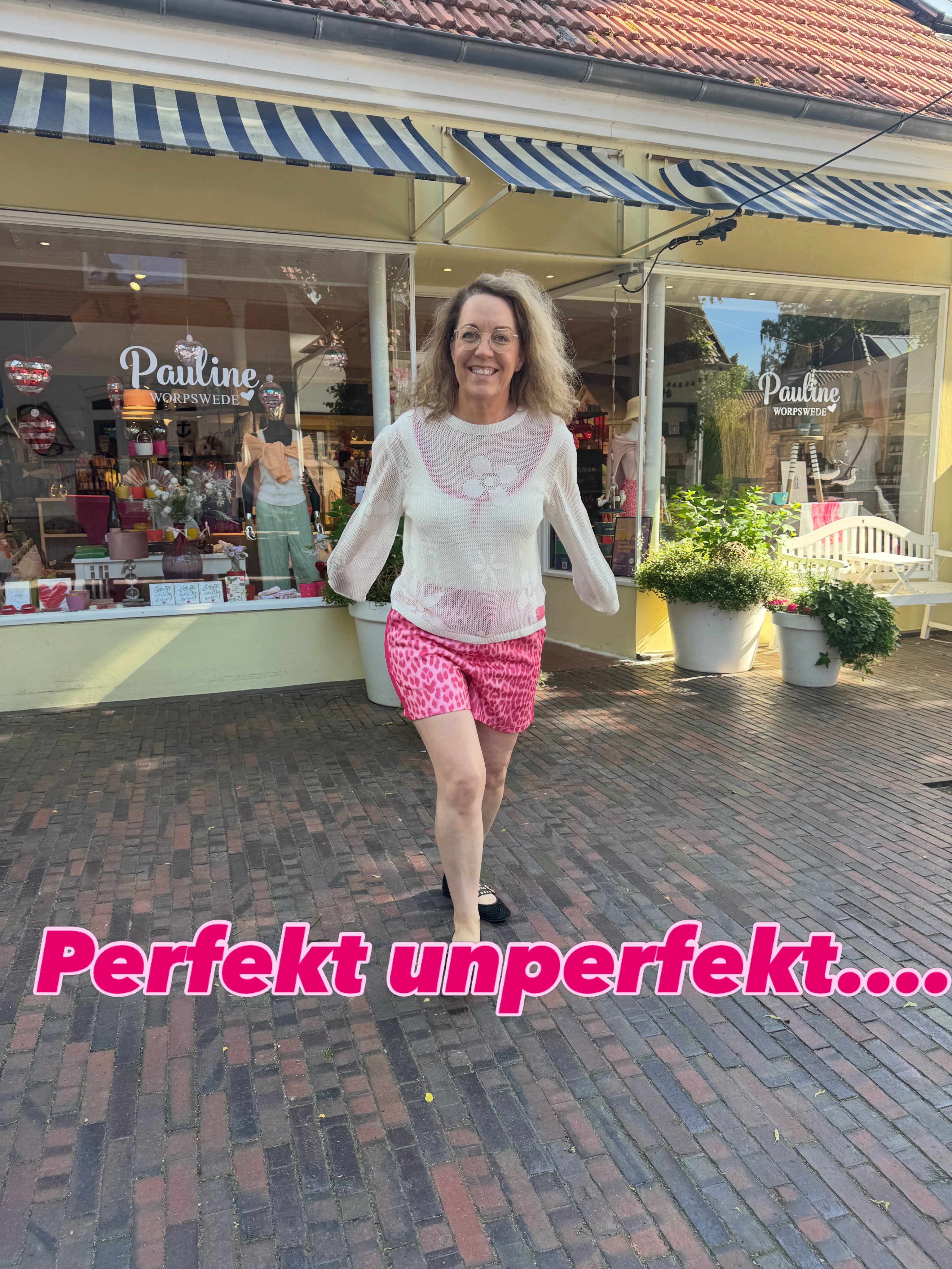 Pink. Leo. Shorts. Fertig. 🩷
Weil manche Kombinationen einfach funktionieren – und manche Shootings einfach zu viel Spaß machen. Gehüpft, gelacht, nicht immer perfekt – aber genau so soll’s sein.
Diese Leopard-Shorts von Oh April ist ein echter Stimmungsmacher. Kombiniert mit dem Strickpulli ist der Sommer-Look komplett. Leger, bunt, durchgestylt. Beides jetzt in unserem Onlineshop und im Laden erhältlich!
Oh April Kael Track Shorts · 79,00 €
👉 https://www.paulineworpswede.de/product-page/oh-april-kael-track-shorts-leo-raspberry
Oh April Ronja Knit Jumper · 129,00 €
👉 https://www.paulineworpswede.de/product-page/oh-april-ronja-knit-jumper-beige
Pauline Worpswede · Bergstraße 26 · Mo–So 11–18 Uhr
#PaulineWorpswede #OhApril #Leoprint #Shorts #Strickpulli
