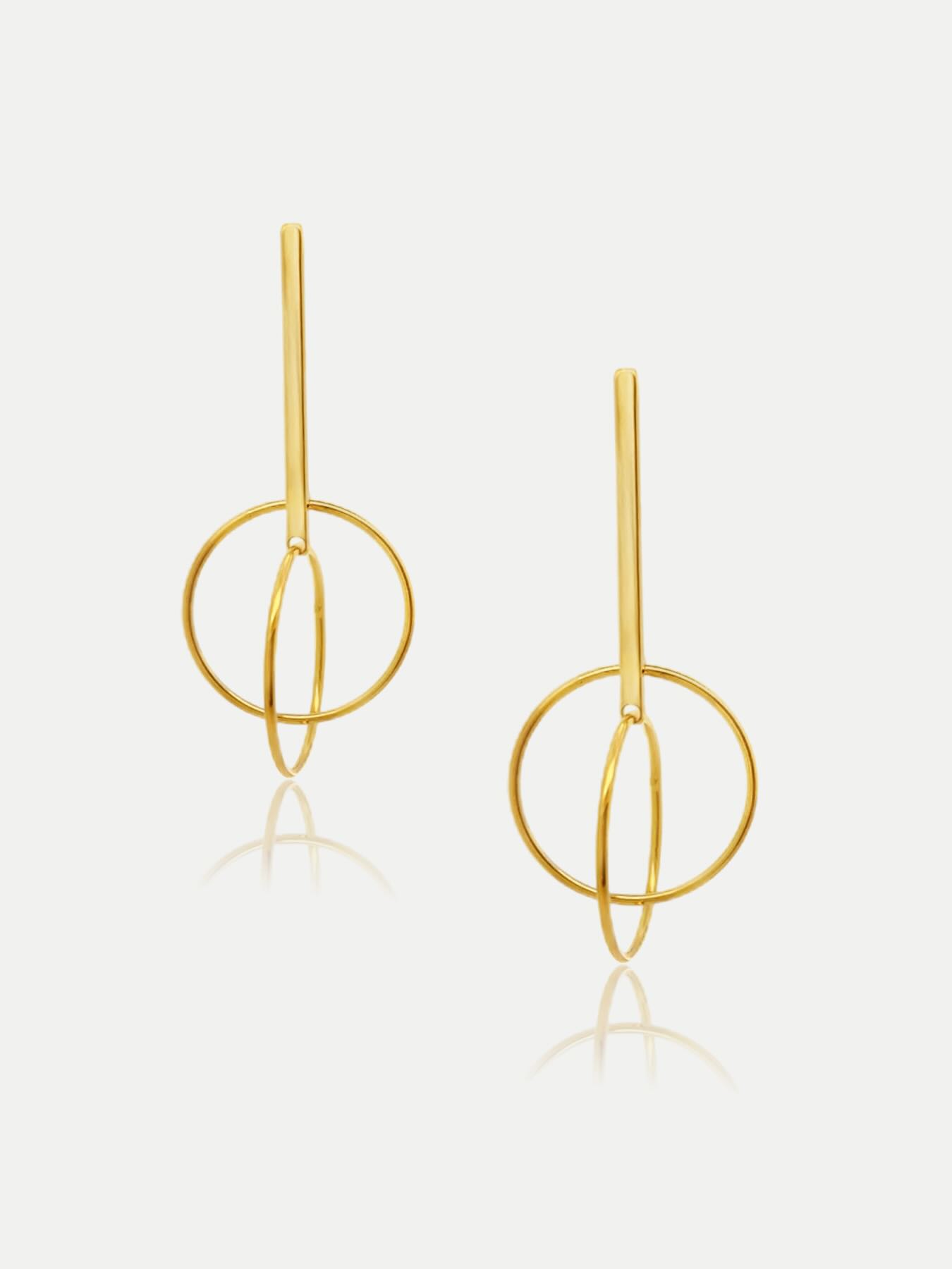 Planètes 🪐
Deux cercles qui se croisent, comme des orbites en mouvement. Une boucle d’oreille graphique, légère et facile à porter au quotidien.
Je n’en ai plus que deux paires à l’atelier..
.
✨ Dorées à l’or fin
✨ Fabriquées dans mon atelier près de Versailles