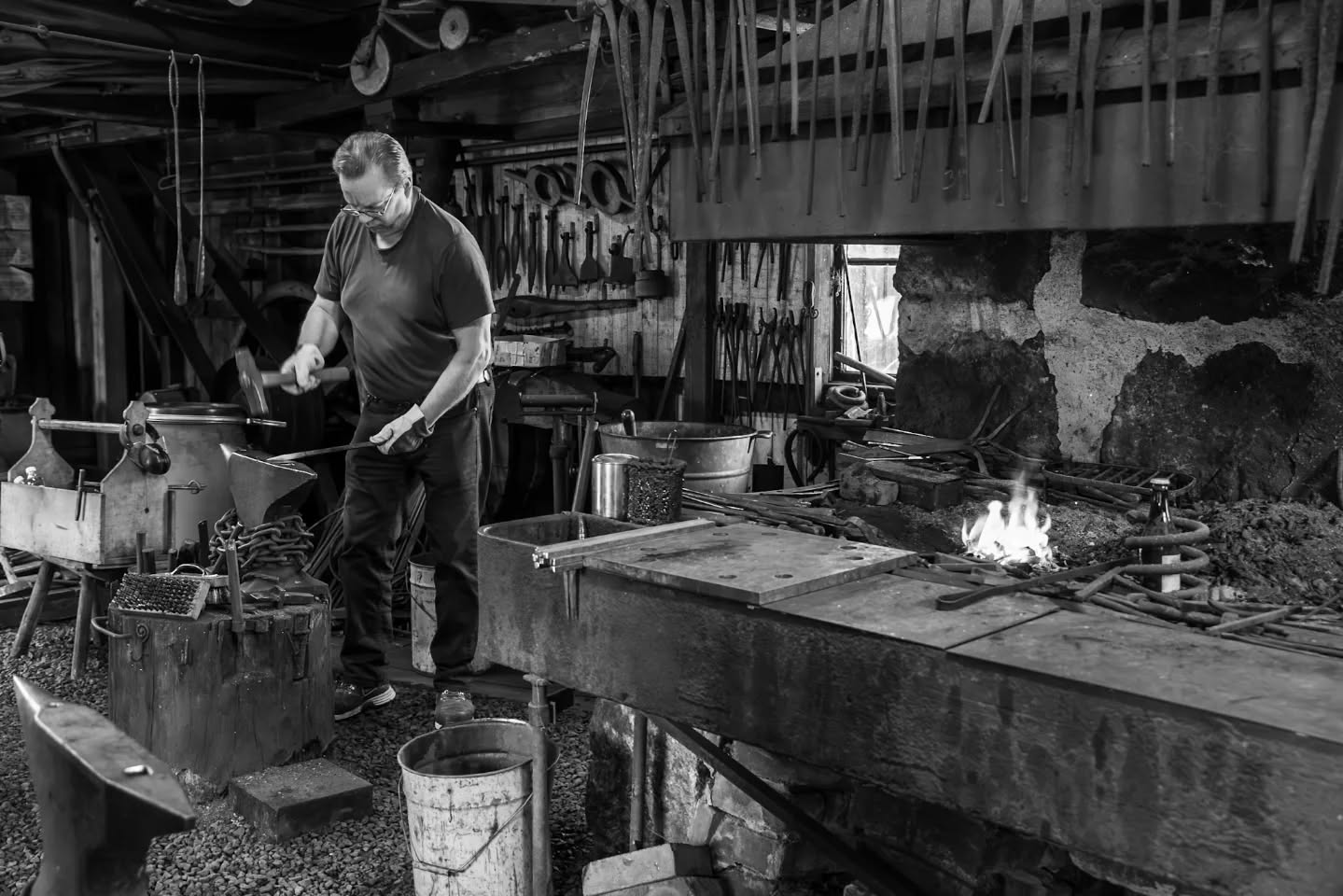 Blacksmith in action. Österbymo, Ydre.
#innature
#innaturephotos
#blacksmith
#österbymo