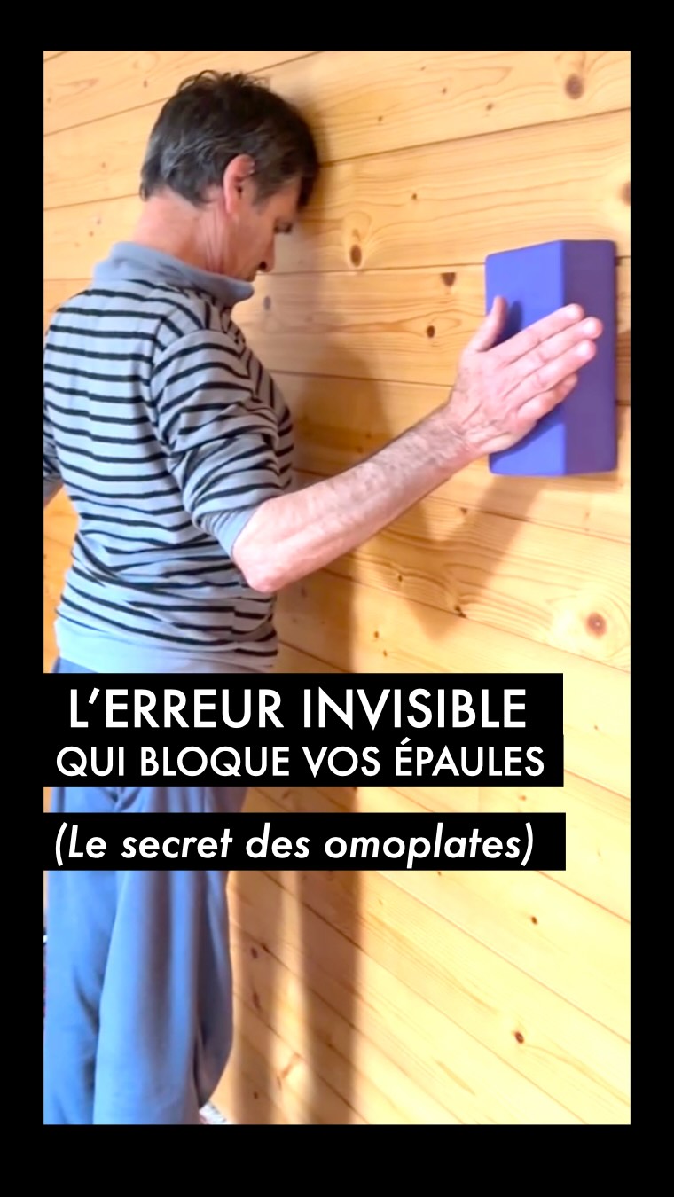 Le secret de la mobilité pour réussir Kumbhakasana et Chaturanga se cache souvent… dans le placement de nos cervicales. 📐✨
Dans ces postures exigeantes, la tentation est grande de projeter le menton vers l’avant pour avoir la sensation de descendre plus bas ou d’avancer.
Pourtant, cette compensation crée une cassure à la base du cou et place les cervicales en hyperlordose.
Résultat immédiat : les trapèzes supérieurs se figent et la mobilité essentielle des omoplates est totalement bloquée.
Pour libérer vos épaules et réussir ces transitions, le secret réside dans le maintien d’un alignement axial rigoureux. 🧭
Regardez l’exercice que propose Serge dans cette archive de bilan postural Yoga en individuel : en s’entraînant face à un mur (ou devant un encadrement de porte), on utilise un référentiel proprioceptif implacable.
C’est le front qui va au mur, et non le menton.
Ce repère vous oblige à reculer et allonger la nuque, permettant ainsi aux omoplates de glisser correctement et aux muscles profonds de stabiliser votre ceinture scapulaire.
Vous construisez alors une puissance saine, sans tension superficielle inutile.
Un ajustement millimétrique indispensable retrouver son juste chemin vers le posture.
👇 Avez-vous tendance, vous aussi, à ressentir des tensions dans la nuque ou les épaules sur ces postures ?
Testez ce placement axial face au mur et partagez-nous vos sensations en commentaire ! Exprimez-vous !
#Yogatherapie #Posturo #YogaAnatomie #Kumbhakasana #Chaturanga