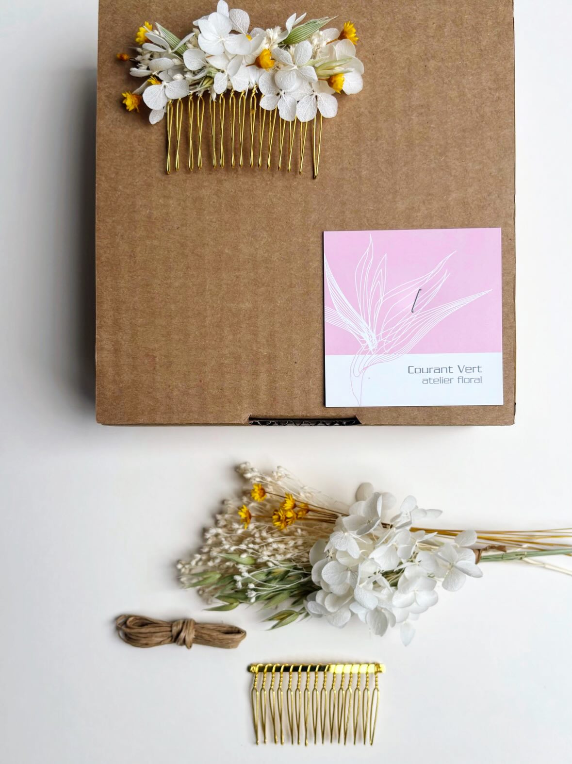 🌼Le peigne fleuri, c’est le détail qu’on remarque sur toutes les photos.
Chaque copine crée le sien. Chaque peigne est unique.
Tout est inclus dans la box, rien à prévoir, juste à profiter entre copines.
Livraison en Belgique et en France.
→ courantvertfleurs.be en bio
#evjf #peignefleuri #boxdiy #fleurssechees #evjffrance activiteevjf ideeevjf evjflyon evjfparis evjfbordeaux mariage2025 mariage2026