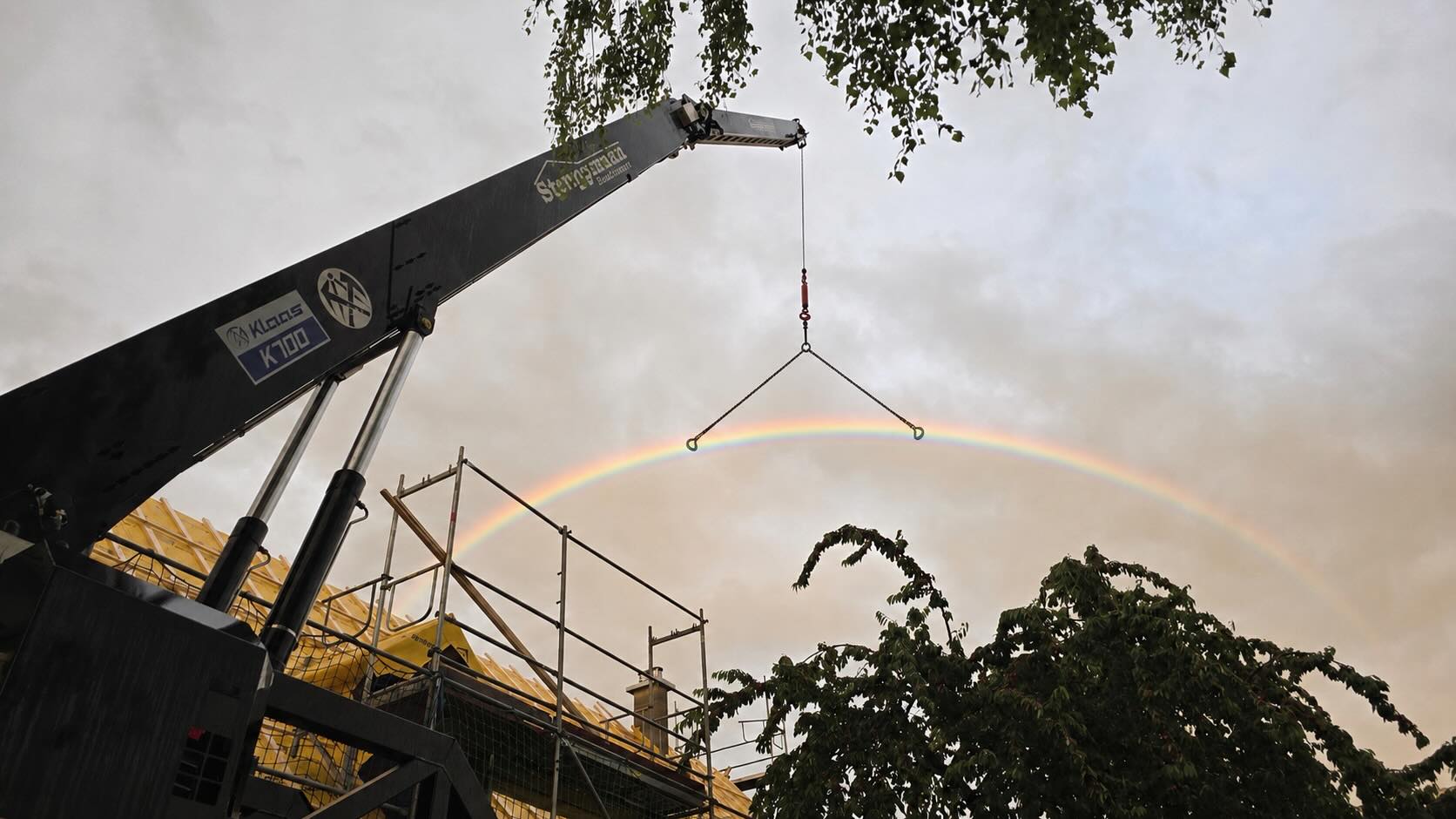 Regenbogen??? Kein Problem, liefern wir!!! 😅😎 #struppmannbedachungen #klaas #klaasalukran #regenbogen #ki