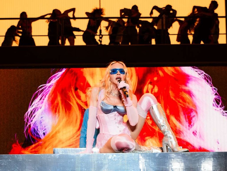 Un grand rêve devenu réalité.
Chorégraphie pour l’ICONIC @madonna at @timessquarenyc avec les 30 danseurs.ses de la troupe.
C’est incroyable on est mega reconnaissant, merci pour l’accompagnement @sidilarbicherkaoui @nicolas_huchard @caddyisbright
Notre prod d’amour @carlinepop
L’équipe de Warriors : @___ayaba___ @herveana @mathilde_experimente @teocellier @ds_l0renzo @show_cacao @bill_lebottier_ @killasonkilla @saradrde @immansah @_imanight__ @jaddow @jadebayonne @adrienvexus @ainhoa.otero @akcielgonzalez_ @alicelemonnier_ @elsa_prg @madeiirax @filipe.frvncisco @vision_gdsn @marielvnz @maelomaita @manuelaemrose @matteomasson_ @nicomailho @haja.oceane @syndy.rsl @theahypnose @malboneige
#electroisnow #happypride