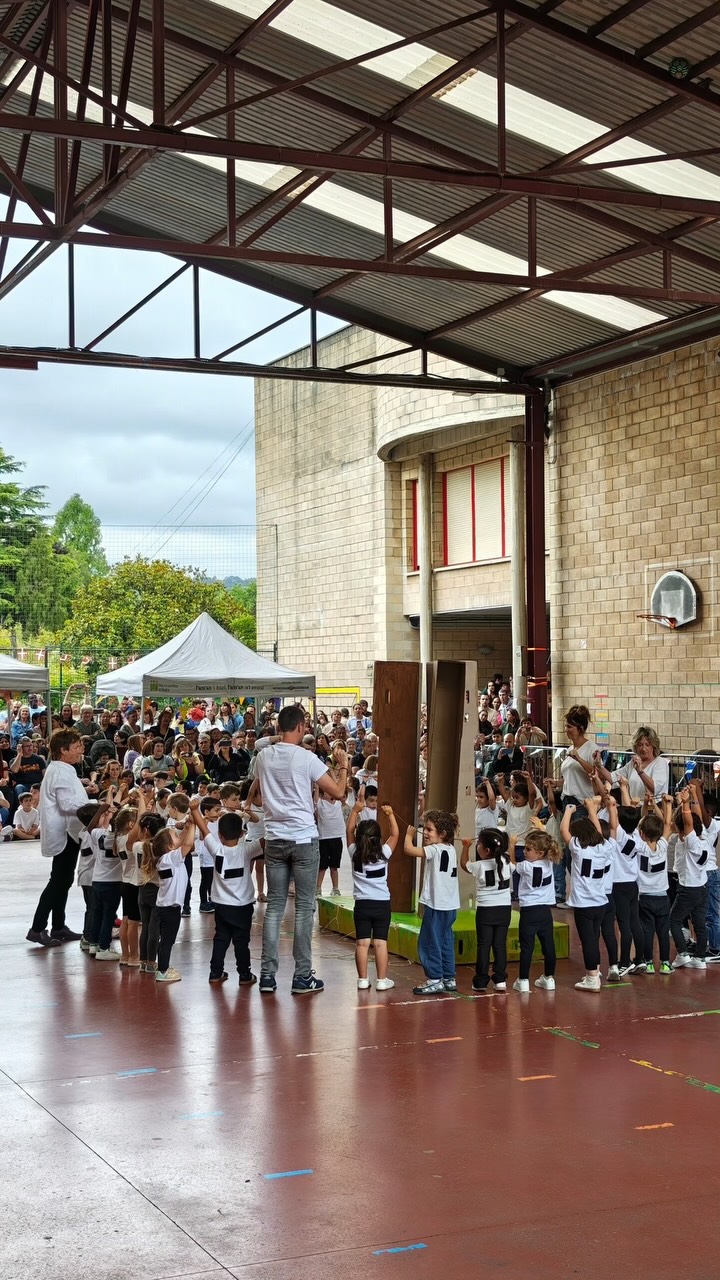 β¨ Gaur 2025-2026 ikasturteko jaialdia ospatu dugu. Dantza, irri, negar eta urduritasunak nabariak izan dira. Elizatxoko logo berria ezagutu ahal izan dugu!! Eskerrik asko Elizatxo Ikastola osatzen duzuen hezkuntza komunitate osoari eta eskerrik asko Leoka Guraso Elkarteari beste urte batez jaialdi paregabe honegatik!! Tantaka egiten den Ikastolarena β¨β¨β¨ #chillida #chillidalekumuseoa #jaialdia