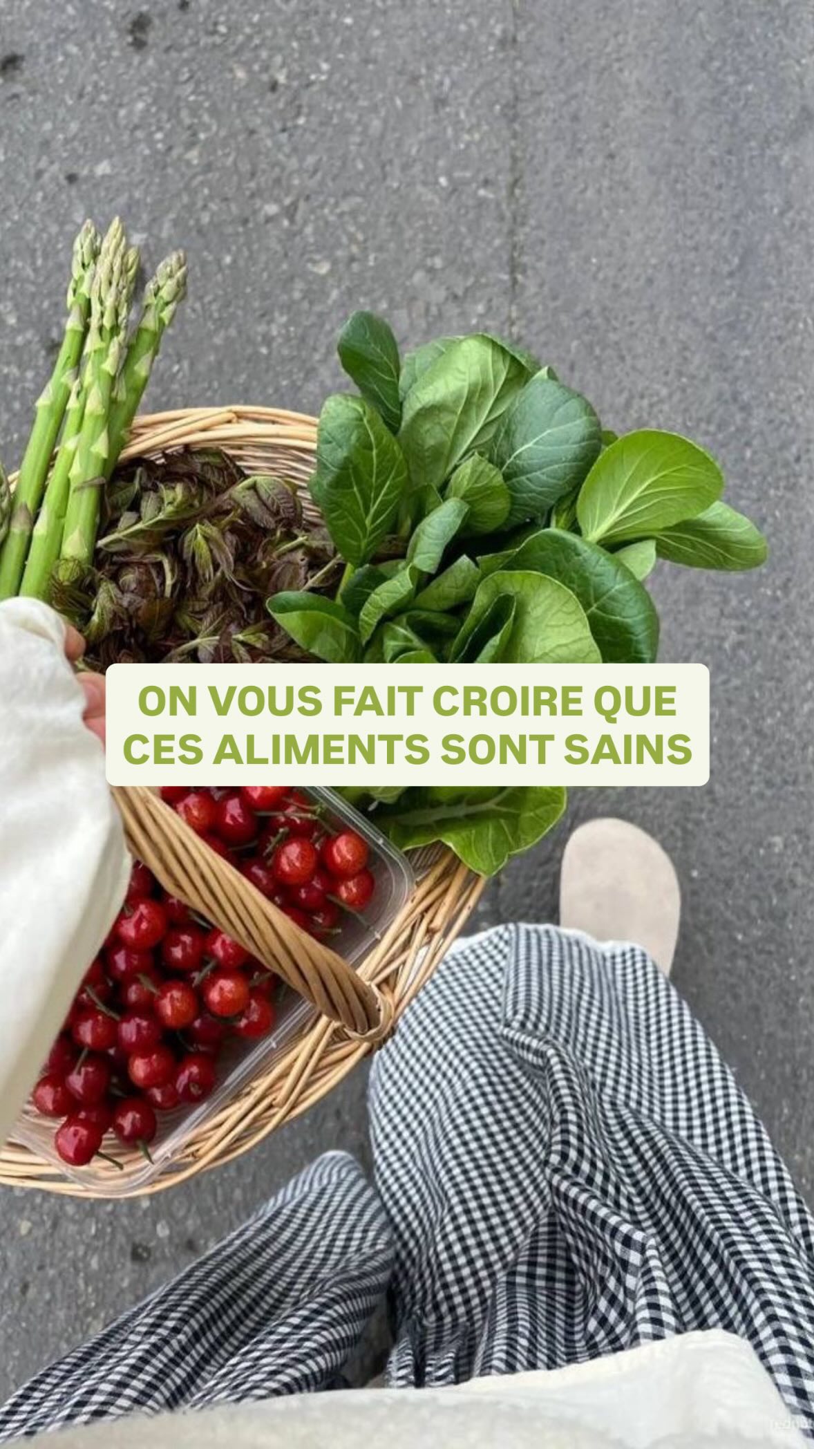đ Nutrition : voici 3 produits que je ne mets plus dans mon panier lorsque je fais mes courses au supermarchĂ©, ainsi que les alternatives que je privilĂ©gie dans le cadre dâune alimentation saine et Ă©quilibrĂ©e.
đ„ Les chips de lĂ©gumes
Souvent prĂ©sentĂ©es comme une option healthy, elles contiennent gĂ©nĂ©ralement une majoritĂ© de pommes de terre, de lâhuile de tournesol et parfois du sucre ajoutĂ©.
âĄïž Alternative : les olĂ©agineux (amandes, noix, noisettesâŠ), naturellement riches en bonnes graisses et en fibres.
đ Le saumon
Bien quâil soit connu pour sa teneur en omĂ©ga-3, je privilĂ©gie aujourdâhui dâautres sources de poissons gras car le saumon est souvent contaminĂ©.
âĄïž Alternative : les sardines, maquereaux, harengs et anchois, riches en omĂ©ga-3.
đ„ Le lait dâavoine
Souvent choisi comme alternative végétale, il est généralement plus riche en glucides et plus pauvre en protéines et en matiÚres grasses que le lait entier.
âĄïž Alternative : si vous tolĂ©rez bien le lactose, un lait entier de qualitĂ©.
⚠Manger sainement ne consiste pas à suivre les tendances, mais à apprendre à faire les bons choix alimentaires, à lire les étiquettes et à privilégier des aliments simples et peu transformés.
Quel produit avez-vous arrĂȘtĂ© dâacheter pour amĂ©liorer votre alimentation ? đ
#Nutrition #AlimentationSaine #supermarche #mangermieux #omega3