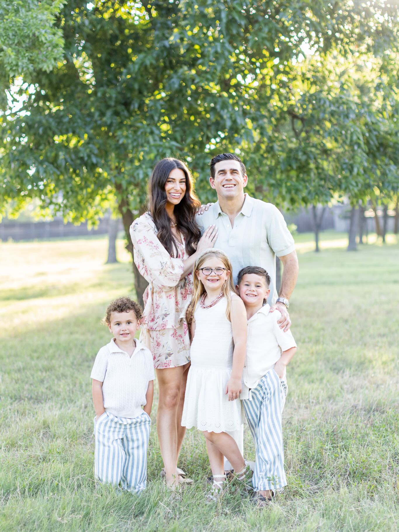 You could say this family nailed their session! šš»
I typically tell clients to wear what makes them comfortable but these light, airy colors and patterns are perfect! It's a whole vibe and I'm here for it!