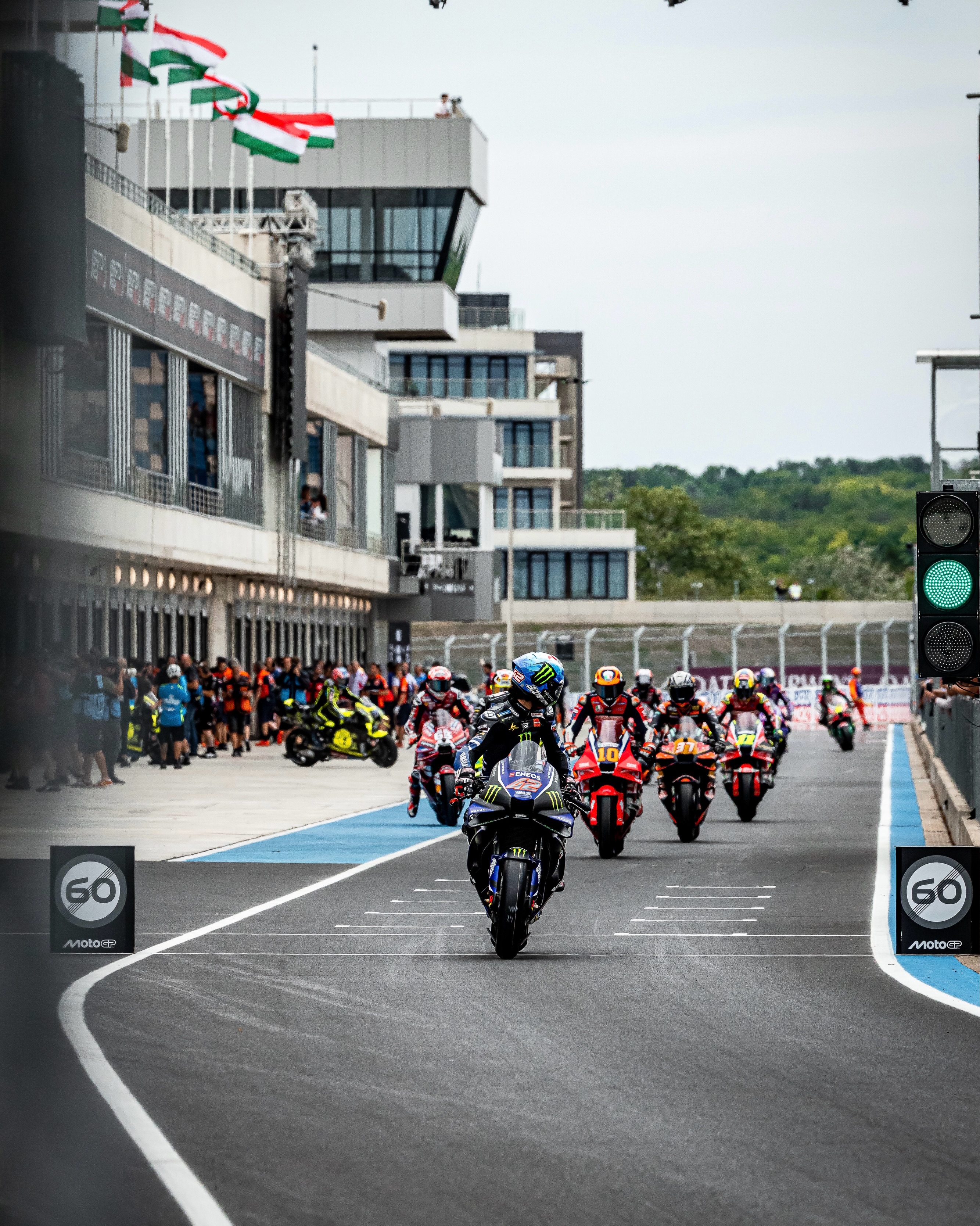 🚦The boys are out. Qualifying awaits.
@motogp