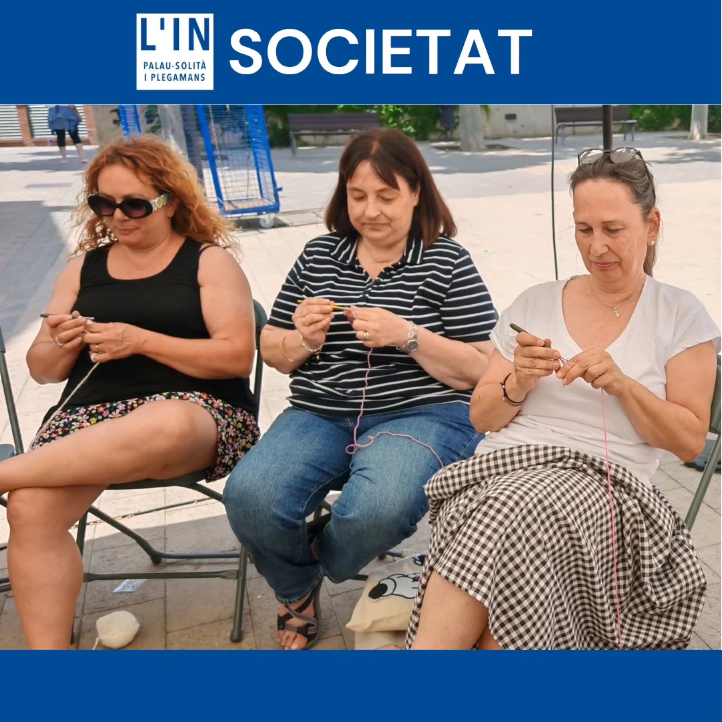 ACCIÓ SOLIDÀRIA. Ala plaça de la Vila s'ha viscut avui una matinal molt peculiar. Un bon grapat de persones s'han apuntat a la iniciativa de Sin Teta Hay Paraiso per teixir en comunitat. Amb llana pròpia o adquirint un kit que es podia comprar per 5 euros a la parada de l'entitat, es tractava de teixir un quadrat de 15x15 cm que acabarà formant part d'una peça única que s'exposarà en lloc i forma encara per decidir. La idea s'ha fet encaixar en la celebració del dia internacional de teixir en públic, que se celebra el pròxim dilluns, 8 de juny. Amb aquesta excusa, l'entitat que coordina Sandra Díaz ha volgut aprofitar per crear comunitat i alhora donar visibilitat a l'associació palauenca que recull fons per la lluita contra el càncer de mama. Díaz s'ha mostrat molt contenta de la bona acollida de la iniciativa, a la que s'hi ha sumat el mateix alcalde, Oriol Lozano.
La proposta ha comptat amb la col·laboració de la cordilleria palauenca Macrocord, una de les fàbriques amb més solera de PsiP i que exporta les seves llanes i fils arreu del món. @sin_teta_hay_paraiso_palau @sandra5645