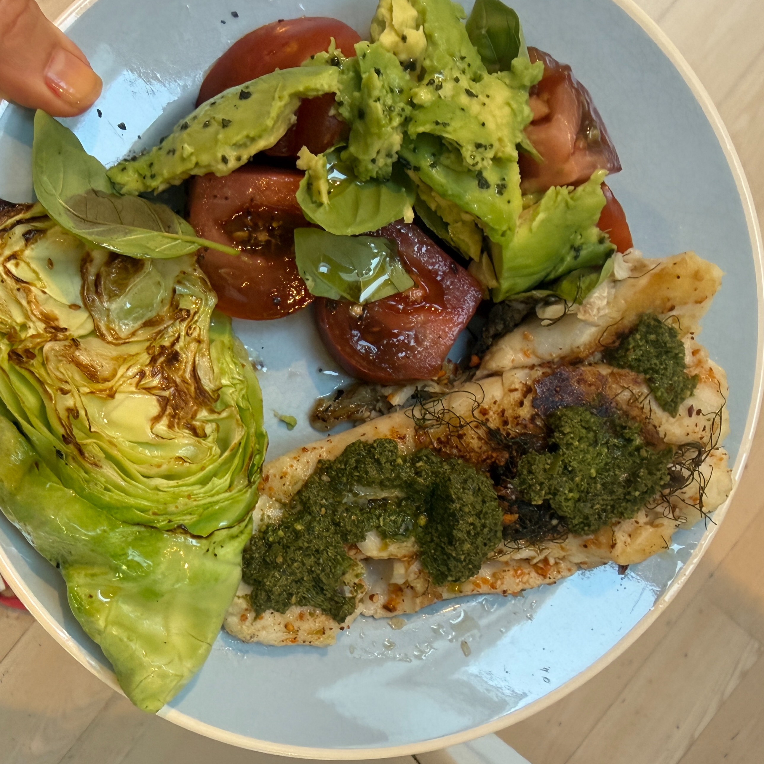 Genialt - nemt og godt.
Okay .. ingen børn hjemme så den her menu var perfekt, men mon ikke det var gået alligevel.
Stegt kuller i olie. Vendt i rød dukkah. Toppet med pesto ved servering.
Stegt spidskål. Bare lidt sort salt på toppen.
Tomatsalat af store solmodne tomater pg@1/2 avocado. Lidt olivenolie med citron, sort salt og basilikum toppen.
@hartvigengell #spismeregrønt #spisfisk