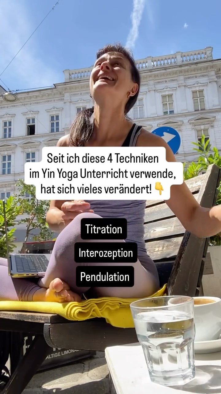 Ich hätte es mir selbst nicht gedacht, aber es stimmt👇!
Diese 4 Techniken stammen aus dem Somatischen Ansatz und sie sind einfach perfekt für Yin Klassen:
Warum?
Weil sie es viel leichter machen, zur Ruhe zu finden.
🤓Bei “Pendulation” geht es um den bewussten Wechsel zwischen Fokus auf Aktivierung und Ruhe, Kontraktion und Expansion, das neugierige Erforschen der Grenzen unserer Komfortzone.
-> Nur wie leitest du das sinnvoll an, ohne dass sich jemand über- oder unterfordert fühlt?
🤓Bei “Interozeption” geht es um das nach innen schauen und bewusste Wahrnehmen, der körpereigenen Signale, Achtsamer Umgang mit Bauchgefühl und Selbstregulation.
❓Aber wie formulierst du das möglichst traumasensibel?
🤓“Titration” bedeutet, dass wir in ganz kleinen Schritten vorgehen. Tröpfchenweise sozusagen. Das ist gerade für gestresste Nervensysteme Gold wert.
❓Aber wie sieht das in der Umsetzung konkret aus?
🧘♀️Bei „Orientierung“ geht es NICHT darum, dass unsere Schüler:innen wissen, wie sie ihren Körper nach Lehrbuch ausrichten, also ins vorgeschriebene Alignment bringen sollen.
Weit gefehlt! Es geht stattdessen um visuelle Ankerpunkte, die Sicherheit geben.
❗️Aber das sind NICHT die traditionellen Drishtis, die du vielleicht aus deiner Grundausbildung kennst.
Erfahre mehr dazu dieses Wochenende in der Weiterbildung:
💝Somatisches und Traumasensibles Yin Yoga.
13. und 14. Juni 2026 Live Online inkl. Aufzeichnung
Samstag + Sonntag immer 10 - 12 und 13 - 15 Uhr.
⚠️ Achtung: Derzeit nur € 250 (ab Mittwoch € 390)
Yoga Alliance zertifiziert
Anrechenbar auf deine 300 Std. Weiterbildung
✅Kommentiere: soma
und ich schick dir mehr infos.