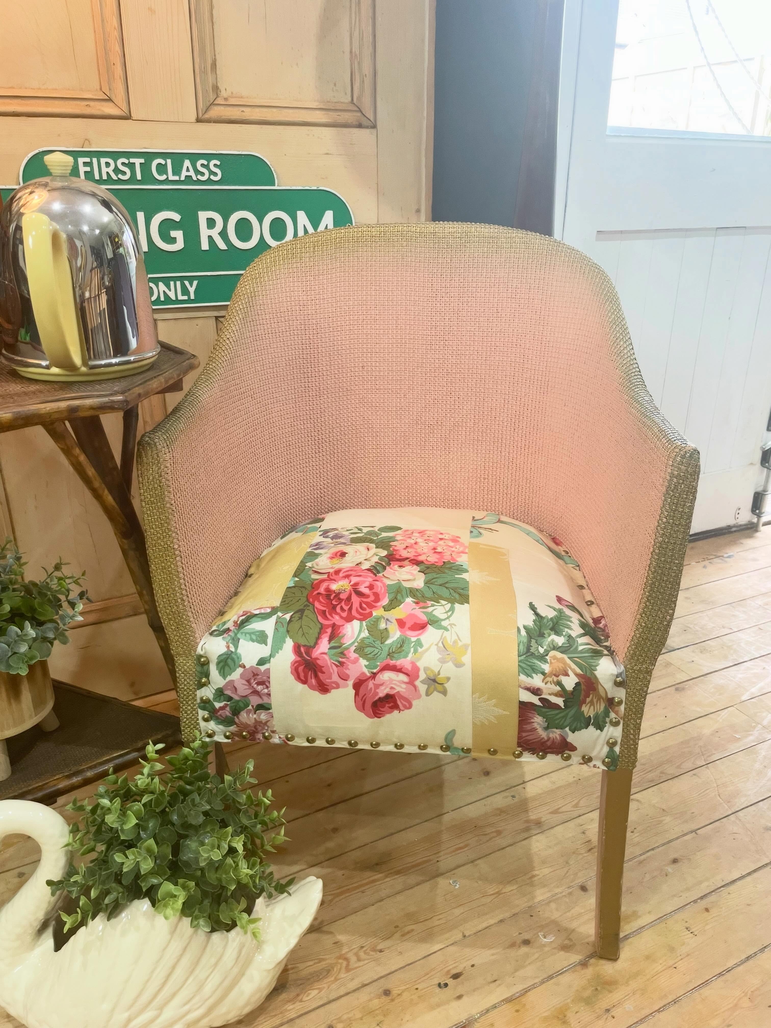 Beautiful woven chair with sprung seat upholstered in gorgeous patchwork fabric. A pretty little seat that is both comfortable and stylish. Great for a bedroom or for a cottage style interior, lovely shade of pink blends perfectly with the floral fabric £45
Have a great Sunday 😁
#patchwork #lloydloom #bedroomchair #cottagestyle
