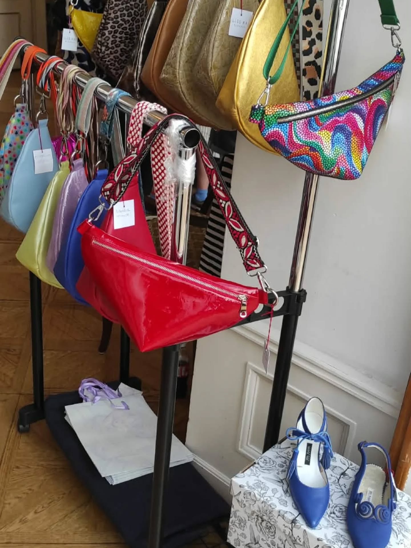 Ma zárva vagyunk, de legtöbb tervezőnkkel találkozhattok szombaton és vasárnap a @fiksziparmuveszetiszalon eseményén a Petőfi Irodalmi Múzeumban.
- @illeshandmadeshoes, @konturreka, @nati.pure.idea, @whitelemon.smartwear és @viraganna.hatdesign az emeleti termekben vár, míg @zemsedesign a gyönyörű kertben.
Petőfi Irodalmi Múzeum
Szombat: 10-19 óráig,
Vasárnap: 10-18 óráig.
A belépés ingyenes!
.
.
.
.
#prizma #prizmadesignerstore #fiksziparművészetivásár #divat #ékszer