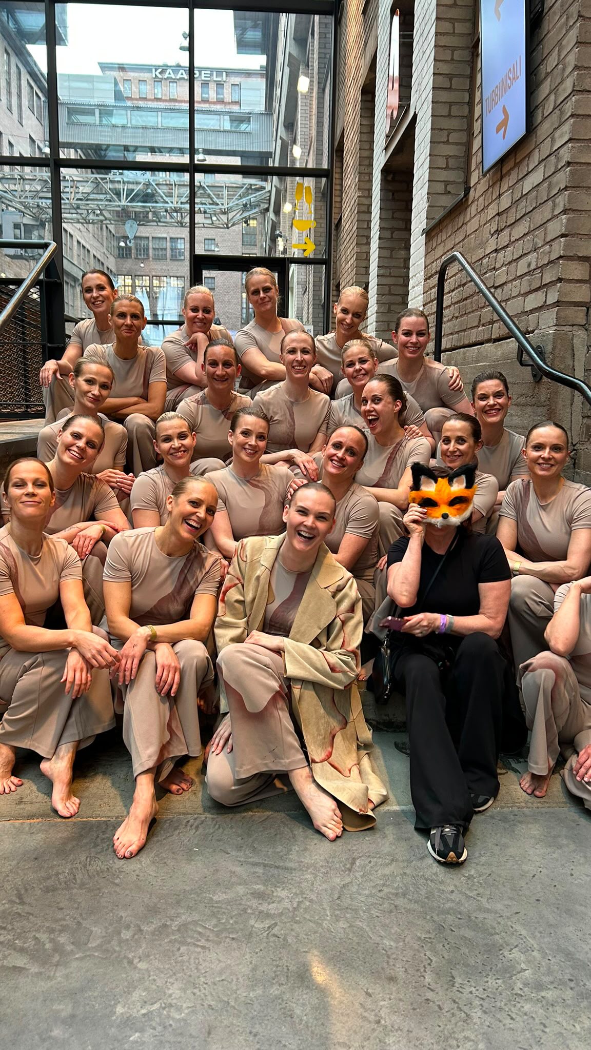 Tänä viikonloppuna tanssittiin Team M:n kanssa tarina, joka muistutti, että tanssilla voi kertoa aina jotain suurempaa ilman sanoja. 🦊❤️
🥇IKM 2026 A2 Muodostelma: Your skin, next season’s luxury”
Kiitos upeimmalle @mindylindblom :lle tästä teoksesta ja kuluneesta tanssikaudesta.❤️ Kiitollinen olo, että sai olla osa tätä joukkuetta. Yhdessä tekeminen on parasta, ja siksi aina pieni tyhjä kolo hiipii hetkeksi sydämeen, kun jotain päättyy.❤️
Kiitos Team M. ❤️🦊
#performingarts #formations #tanssintalo