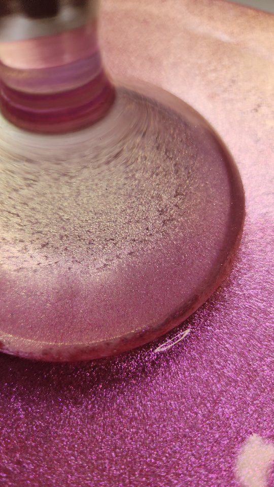 ✨👀
Non, c'est tout.
Vous êtes encore là?😱
En vérité, je ne saurais pas quoi vous dire de plus si ces images ne vous ont pas déjà convaincu 😅
Arc-en-ciel c'est une collection de 6 demi-godets d'aquarelles pailletées et irisées, dont les couleurs changent en fonction de la lumière et de la couleur du papier/la couleur sur laquelle elles sont appliquées
Ce sont des aquarelles transparentes donc vous pouvez les mélanger sans ternir vos couleurs mates
Je les aimes d'amour, ce sont des pigments qui m'ont coûté les yeux de la tête mais je n'ai pas pu ne pas les prendre😅
Et comme le veux la tradition de l'anniversaire du pig et de moi, je fais sauter ma marge pour que vous en profitiez au prix atelier 😘
J'espère que vous en profiterez
Il y a de quoi faire de petite dinguerie !