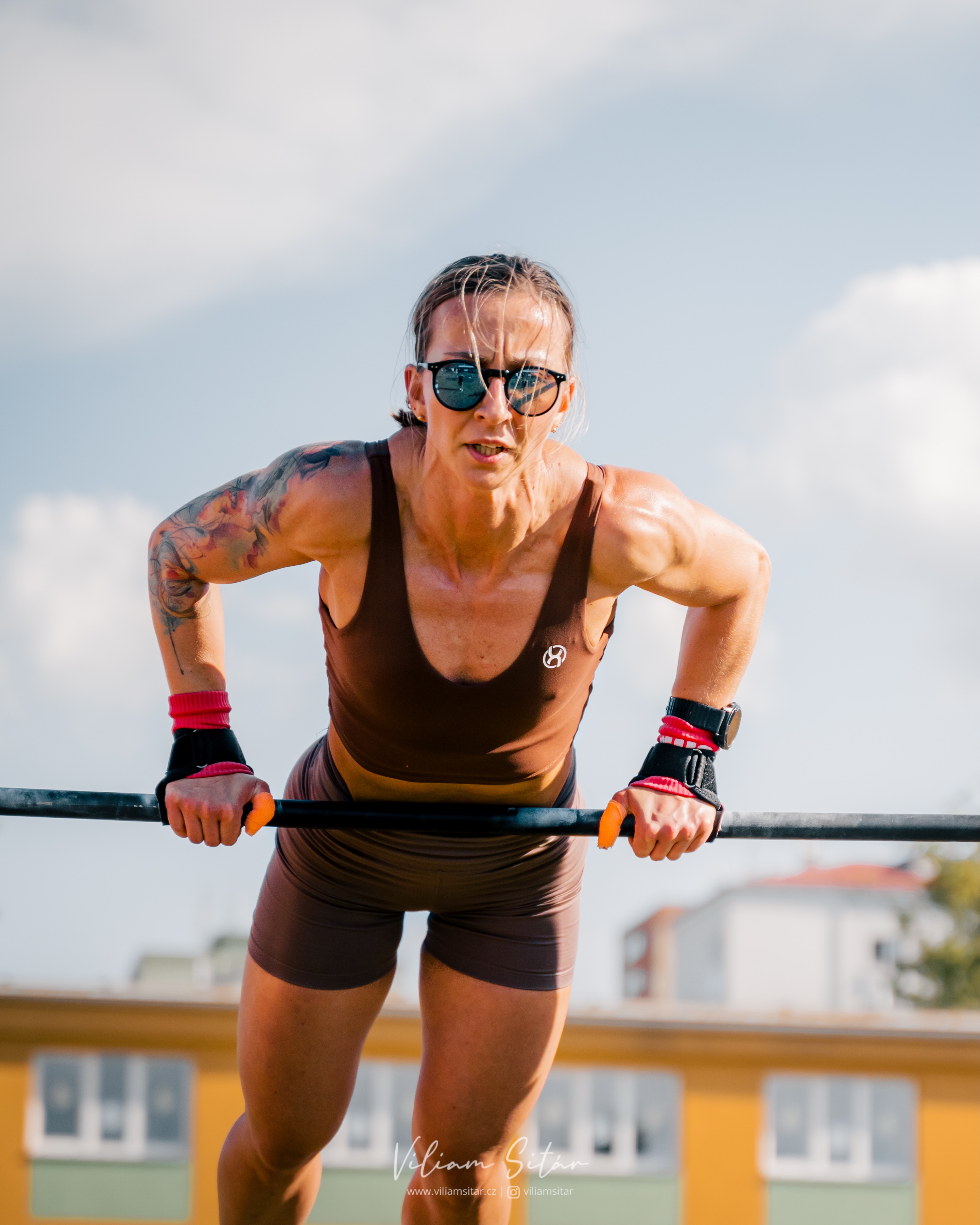 Rok se s rokem sešel a já mohl být opět součástí této parádní crossfitové akce 🤩 Vznikla tam spousta krásných fotek a mockrát děkuji všem co je u sebe sdíleli ❤️ Pokud jste je ještě někdo neviděl, tak v mém biu je odkaz na všechny alba fotek i z předešlých závodů ☺️
Tak zase za rok nebo na jiné akci zdar 🔥
📷 Nikon Z5 + 28-75 f2.8
📷 Nikon D7100 + 70-200 f2.8
#crossfit #fotograf #olomouc #viliamphoto