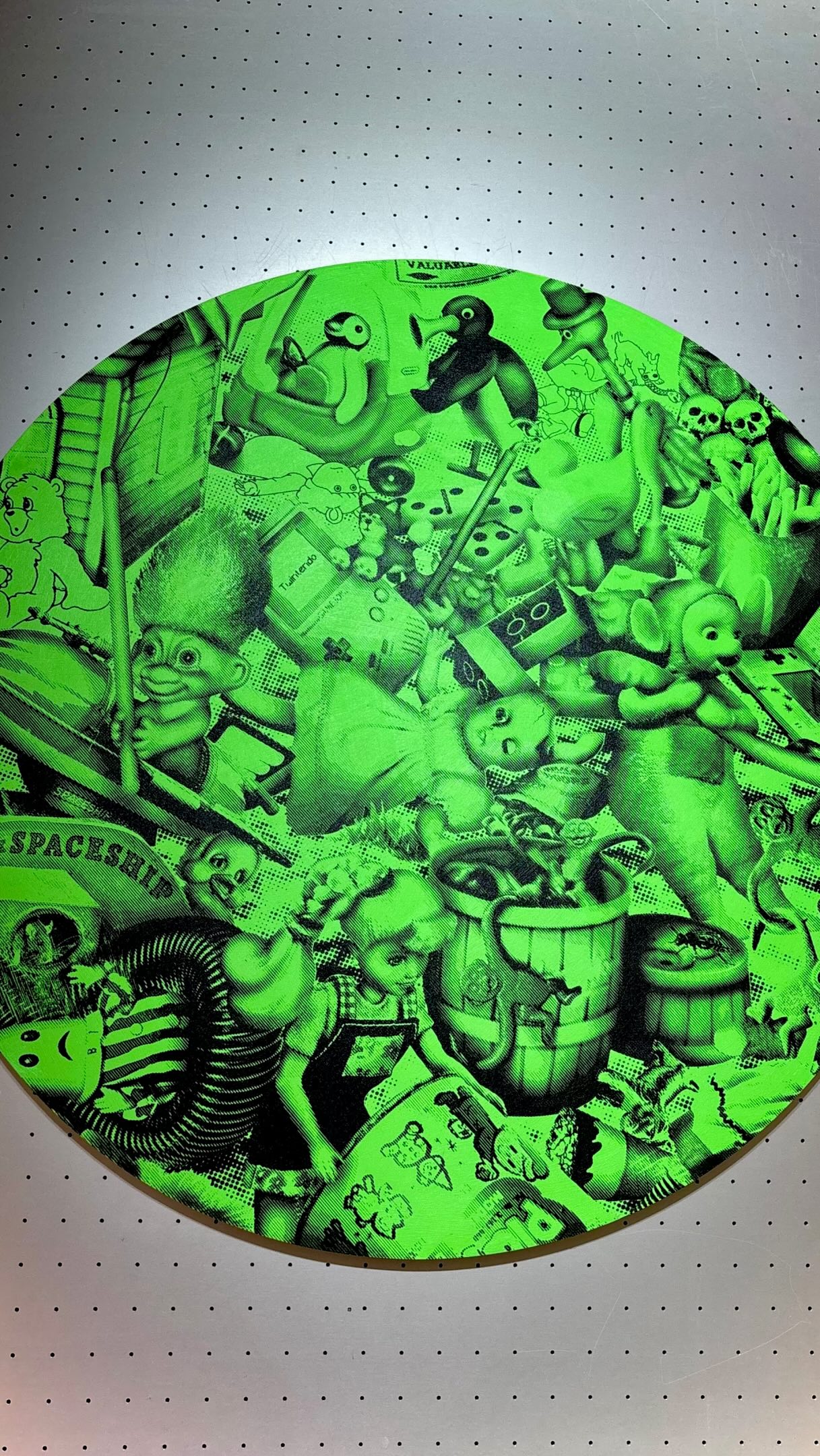 Making the ‘BATTLE OF PLAYTHINGS CIRCLE 4 - BLACK/GREEN’… hand-painting and hand-pulled silkscreen print on wood! 💚💥🟢
#fluorescentgreen #circleart #nostalgia #popartstyle #neon