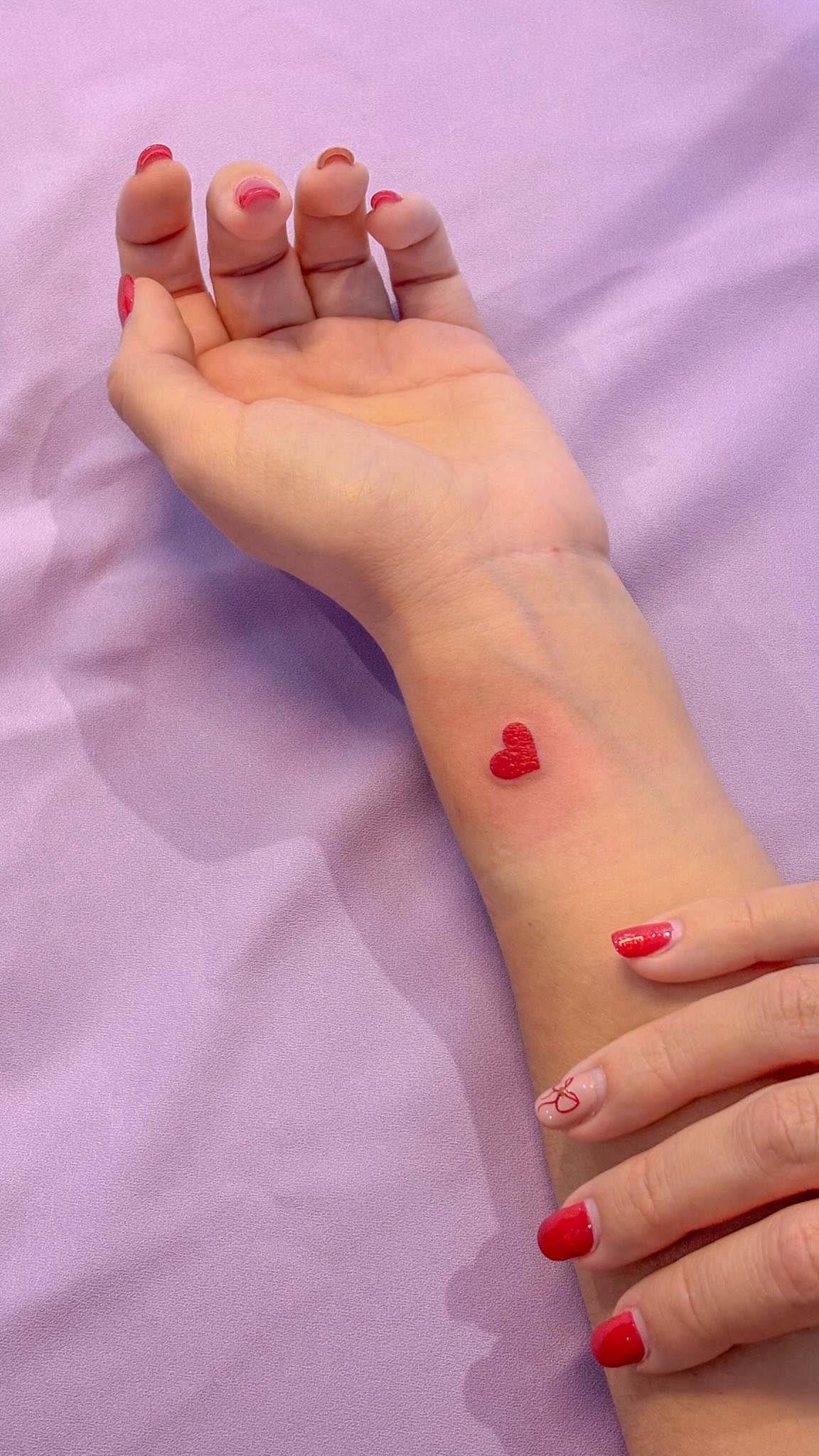 A criança que amava tatuagem de chiclete cresceu e pode tatuar de verdade 💖 Quer enfeitar a sua pele também? 💌
💌 Tatuagens femininas e delicadas no Porto a uma mensagem de distância!