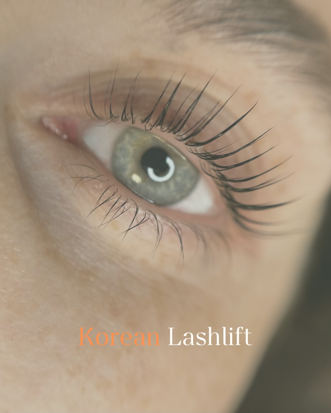 Warum ich Korean Lashliftint manchmal ablehne 🚫 und ein normales Lifting durchführe?
Nicht alle Wimpern sind für das Korean Lashlifting geeignet. Bevor ich mit meiner Arbeit anfange, steht an erster Stelle eine ausführliche Wimpernanalyse✨. Strapazierte Wimpern benötigen beispielsweise eine andere Vorgehensweise als gesunde Wimpern. Bei jeder Lashlifting Behandlung setzte ich auf eine individuelle Behandlung und vor allem auf Pflege🫧. So kann es sein, dass wir erst mal ein normales Lifting durchführen und in der darauf folgenden Behandlung mit einem Korean LashLifting arbeiten. Wichtig ist jedoch immer zu wissen, dass ein Lashlifting eine chemische Behandlung ist und es daher wichtig ist, die Wimpern auch zuhause zu pflegen. Hierfür eignet sich beispielsweise Step 4 von Eloore, den es nun auch als Heimpflege zu erwerben gibt.
Wie du mit verschiedenen Wimpern umgehst und wann du welche Technik anwendest, lernst du in meinem Lashlifting Kurs. Wenn du gezielt das Korean Lashlifting lernen möchtest, biete ich auch hier einen Kurs an (online & live) 🤗
#koreanlashlifting #frankfurt_am_main #lashlift #lashliftingschulung #wimpernlifting