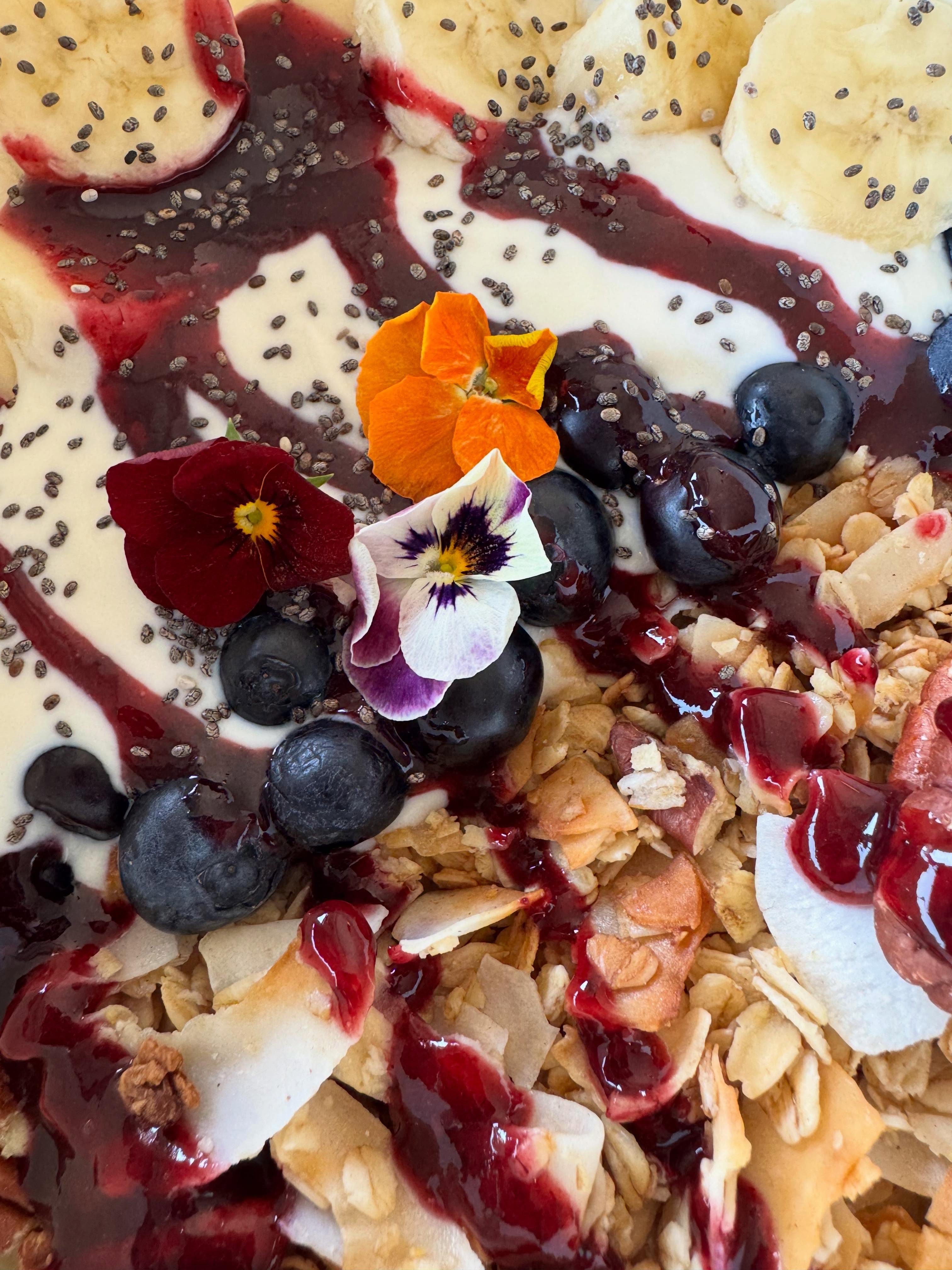 Did you know we’re on Deliveroo?
Treat yourself this Sunday afternoon with one of our delicious granola bowls — or explore our other tasty menu items you can get delivered straight to your door! 🥣✨