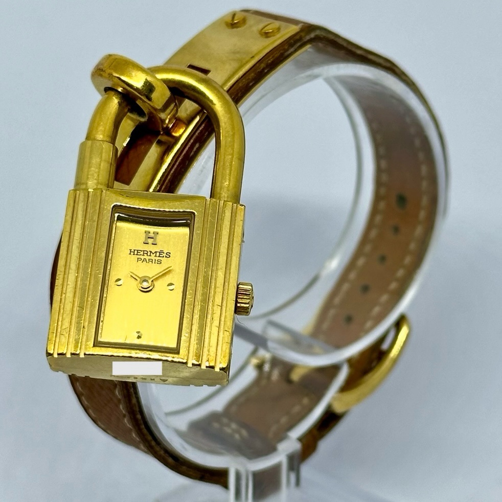 【HERMES Kelly Watch】
エルメスを代表するアイコンウォッチのひとつ、ケリーウォッチ。
ケリーバッグのカデナ(南京錠)をモチーフとしたデザインは、時計でありながらアクセサリーとしての魅力も兼ね備えています。
こちらは3桁-3桁のモデル番号刻印が採用される以前のヴィンテージ個体でふ。
長い年月を経たことで生まれる風合いも、この時計の魅力のひとつです。
当社にてオーバーホールを実施し、安心してお使いいただける状態になりました。
純正レザーベルトも装着されています。
腕時計としてはもちろん、時計部分を取り外してバッグチャームのように楽しめるのもケリーウォッチならではです。
こちらの個体は現在販売中。
プロフィールリンクより詳細・ご購入いただけます。
COMPASSでは、ヴィンテージウォッチの販売だけでなく、オーバーホールや修理のご相談も承っております。
時計として見ますか?
それともアクセサ