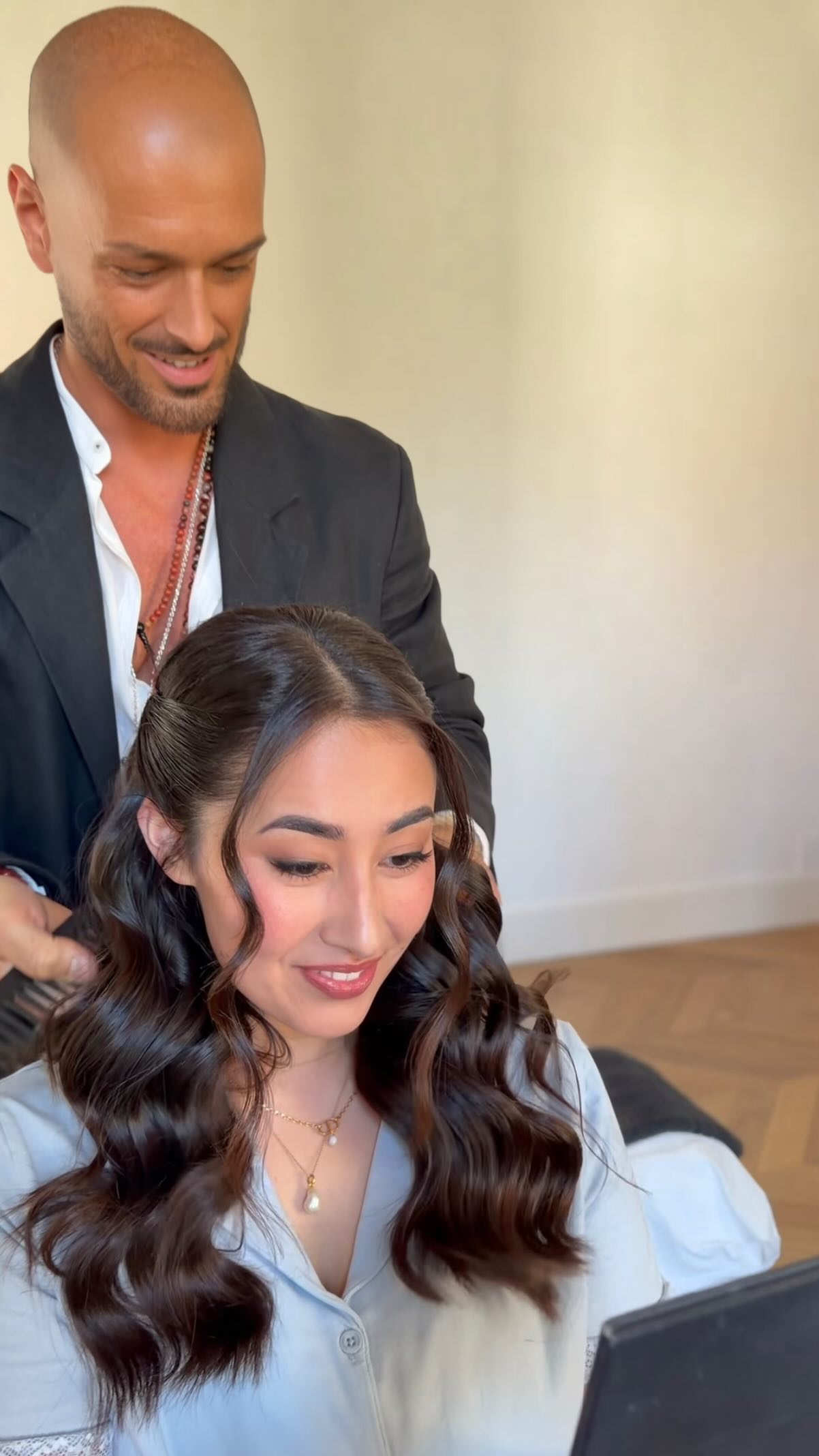 In the video we published, we uploaded some moments from the hair and makeup preparation sequence for one of the bridesmaids 🎥💄👸✨
Although our focus is always on the bride, we also like to take care of the people around her, creating makeup and hair styles that make them feel beautiful and comfortable.
Because seeing a happy bride, surrounded by radiant people, is part of the magic of every wedding 💍👰♀️🎉🥂
#destinationwedding
#weddinginvenice
#bridalparty
#bridesmaidhair
#bridesmaidmakeup