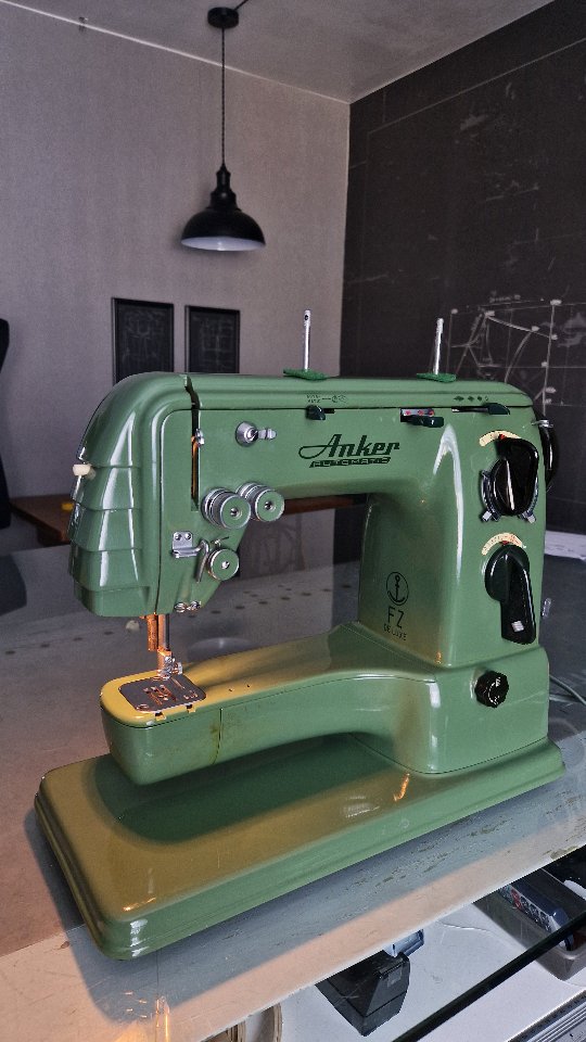 New machine on board: an Anker FZ Deluxe from the early 1950s.
Machines have fascinated me since childhood, and tailoring lets me bring that fascination into my daily work. The technology behind these decorative stitches is incredible — completely unnecessary, maybe, but almost magical to watch.
Analog engineering at its finest.
#sebastianhoofs #bespoketailoring #sewingmachines #vintage