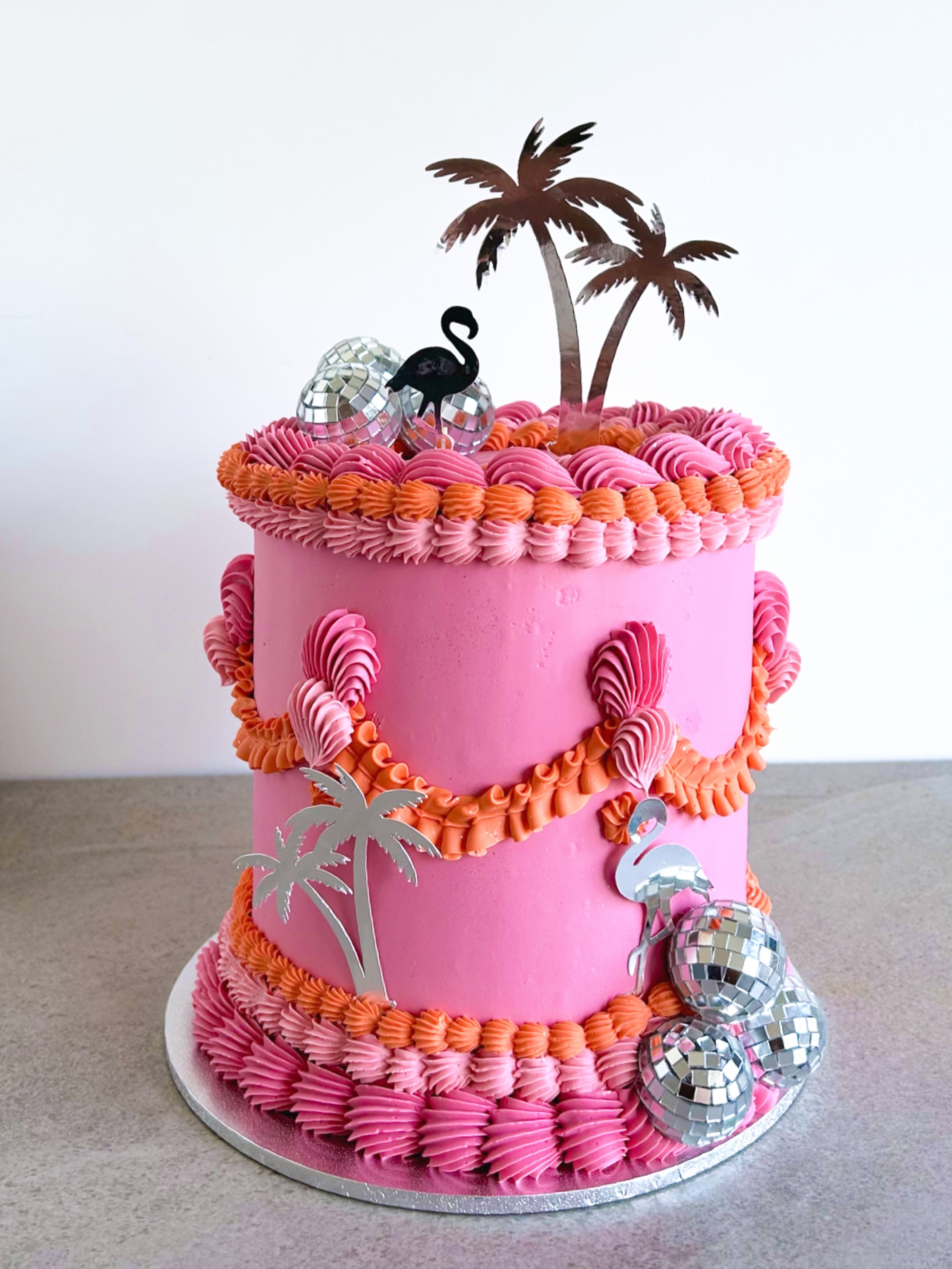 Bringing a little tropical sunshine to a cold winter’s day 🌴🦩✨
This gorgeous pink and orange flamingo cake has me dreaming of warm beach days, palm trees, and summer vibes. Who says we can’t enjoy a taste of the tropics in the middle of winter? 💕🧡
#TropicalCake #FlamingoCake #CakeArt #CustomCakesNZ #aucklandcakes