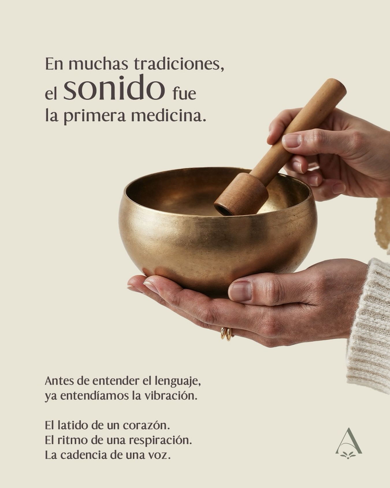 SONOTERAPIA ✨
El sonido ha acompañado la experiencia humana desde siempre, influyendo en cómo sentimos, percibimos y nos relacionamos con el mundo.
Quizás por eso, aún hoy, ciertas frecuencias tienen la capacidad de llevarnos a estados de calma, presencia y conexión.
Prueba nuestra clase de #Sonoterapia los dias LUNES a las 7:00pm💛