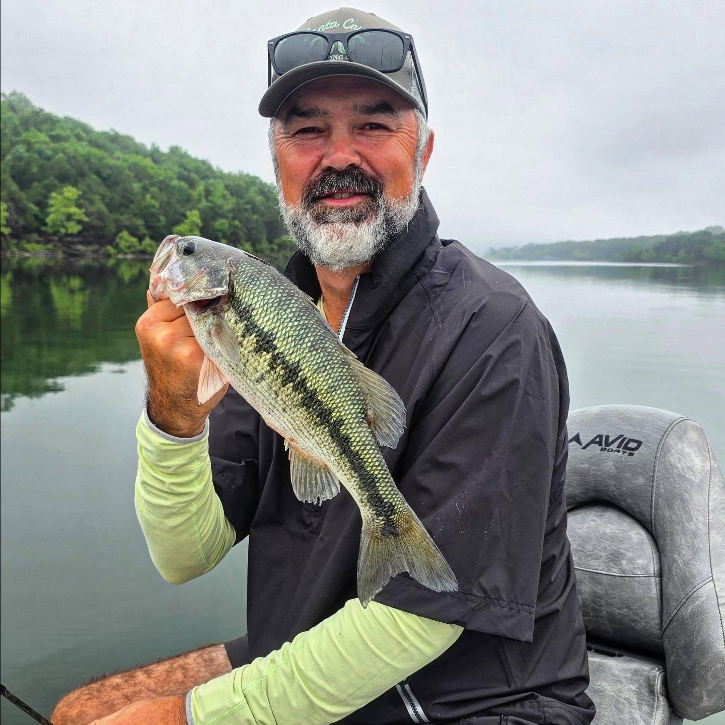 The bass are starting to accept its summer but we can still talk a few up to the top.
#bassfishing #tablerock #Frenzelsguideservice #fishingbranson.com @camplongcreekandmarina