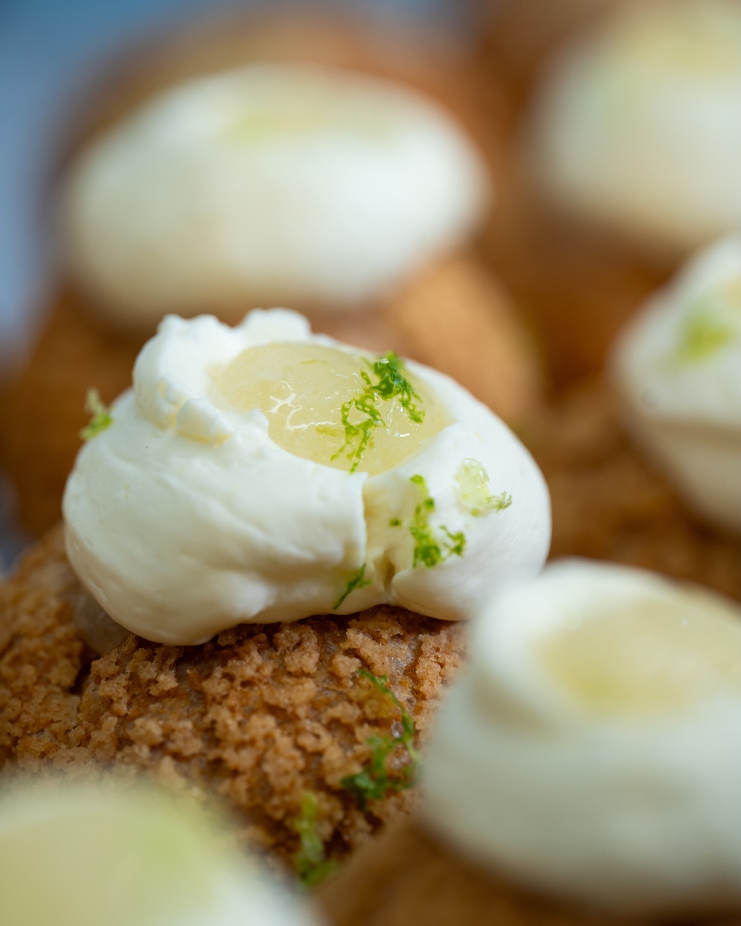🍋🟩 LA STAR DU MOIS !
🍋 Crémeux citron vert et menthe & son confit mojito !
🥄 Choux sucrés
📍 @cuvesgourmandes
📍 @polygone_montpellier
📞 07 43 53 10 18
📸 @comalancienne
#mtp #quedubon #vivezmontpellier #foudeparisserie #restaurantmontpellier