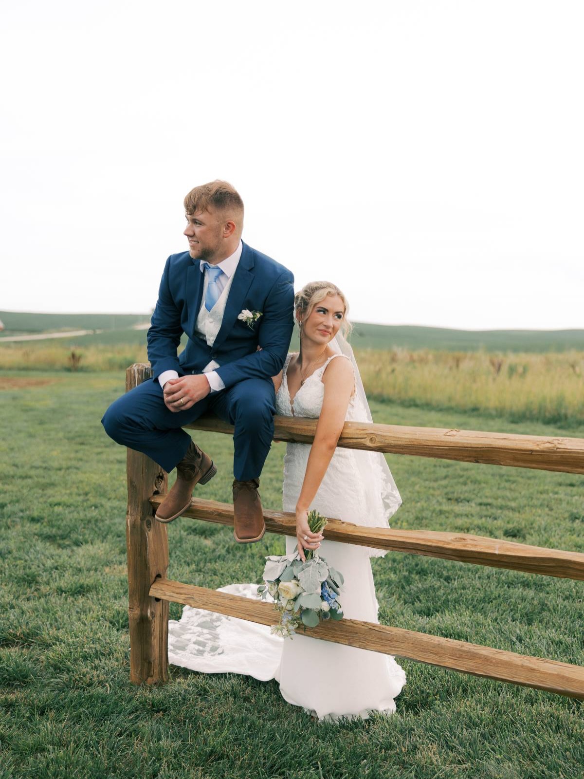 🤍The Johnsons🤍
We had the hardest time picking favorite photos from this day… more to come soon!🎞️ @lexieb.film.frame
Book your NW Iowa Wedding Venue at:
🌐 www.loftedviewevents.com
✉️ loftedviewevents@gmail.com
📍Bronson, IA…Outskirts of Sioux City, IA
📸 @lexieb.film.frame
#wedding #bride #weddingphotography #venue #iowa