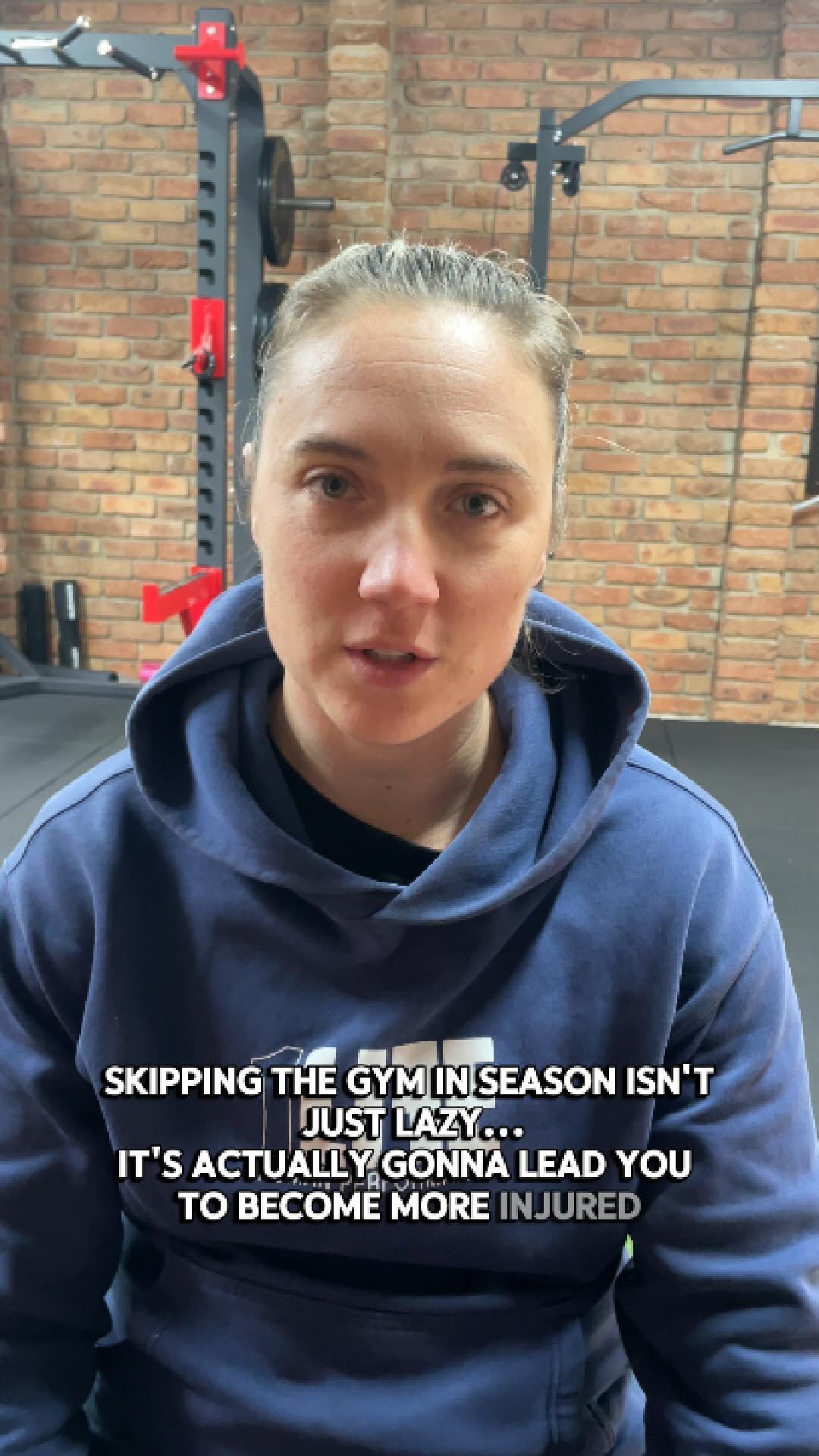 We’ve all been there… it starts with skipping just one session. Then it’s the whole week. Then somehow it’s been a month and you’re telling yourself “I’ll just get back into it in the off-season”
Here’s the thing… skipping the gym during season feels like the smart move. You’re tired, you’ve got games, your body needs rest. But strength training is literally what holds your human together as the season goes on.
When you stop it, here’s what actually happens:
Your strength decreases faster than you think. Meaningful strength loss can start in as little as 3-4 weeks of no training, and that directly increases your injury risk on the field.
You lose more than strength… The movement patterns in the gym are also keeping your joints mobile and your muscles moving through their full range. Get rid of that and everything tightens up and training will feel hard & exhausting.
Recovery takes a hit too. A well programmed in-season session isn’t about getting stronger or feeling sore… it’s about keeping you feeling like a human and not a constant bag of niggles surviving off deep heat & athletic tape.
In-season gym work doesn’t need to be complicated. It just needs to be consistent and smart.
Not sure how to combine strength training with your sport load without running yourself into the ground? Send me a DM and I’ll help you figure it out 📲