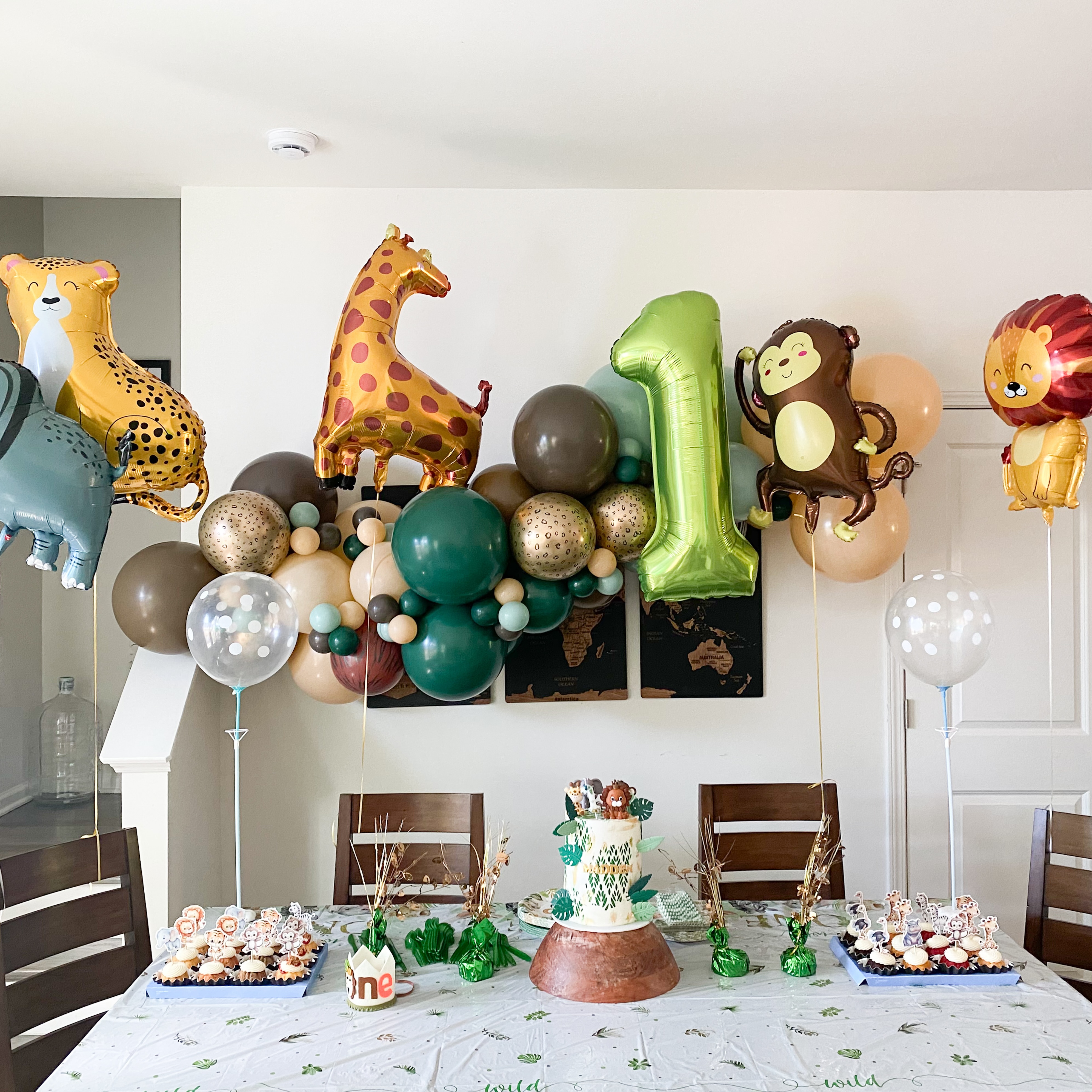 Safari vibes for the sweetest 1st birthday celebration!🦁🐵
We installed an organic garland with animal-print balloon accents and an oversized #1 for the perfect photo moment!
@nicolecerro_makeup