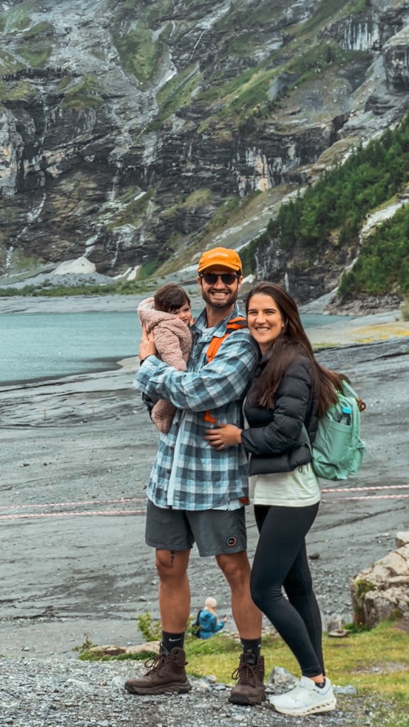 Não, isso não tem a ver com luxo.
Tem a ver com perspectiva.
Minha filha nasceu com cidadania suíça, mas o maior presente que eu quero dar para ela não é um passaporte.
É cultura.
É mostrar que existem diferentes idiomas, diferentes costumes, diferentes formas de enxergar o mundo.
É ensinar que a verdade não mora em um único país, em uma única cidade ou em uma única maneira de viver.
Eu passei boa parte da vida acreditando que viajar era um prêmio reservado para depois.
Depois de estudar.
Depois de trabalhar.
Depois de juntar dinheiro.
Depois de me aposentar.
Hoje eu penso diferente.
Porque o tempo passa rápido.
E algumas experiências não fazem sentido adiar.
Talvez ela não se lembre desta viagem.
Mas eu vou lembrar para sempre da primeira vez que mostrei as montanhas suíças para a minha filha.
E isso, para mim, já valeu a viagem inteira 🥹❤️