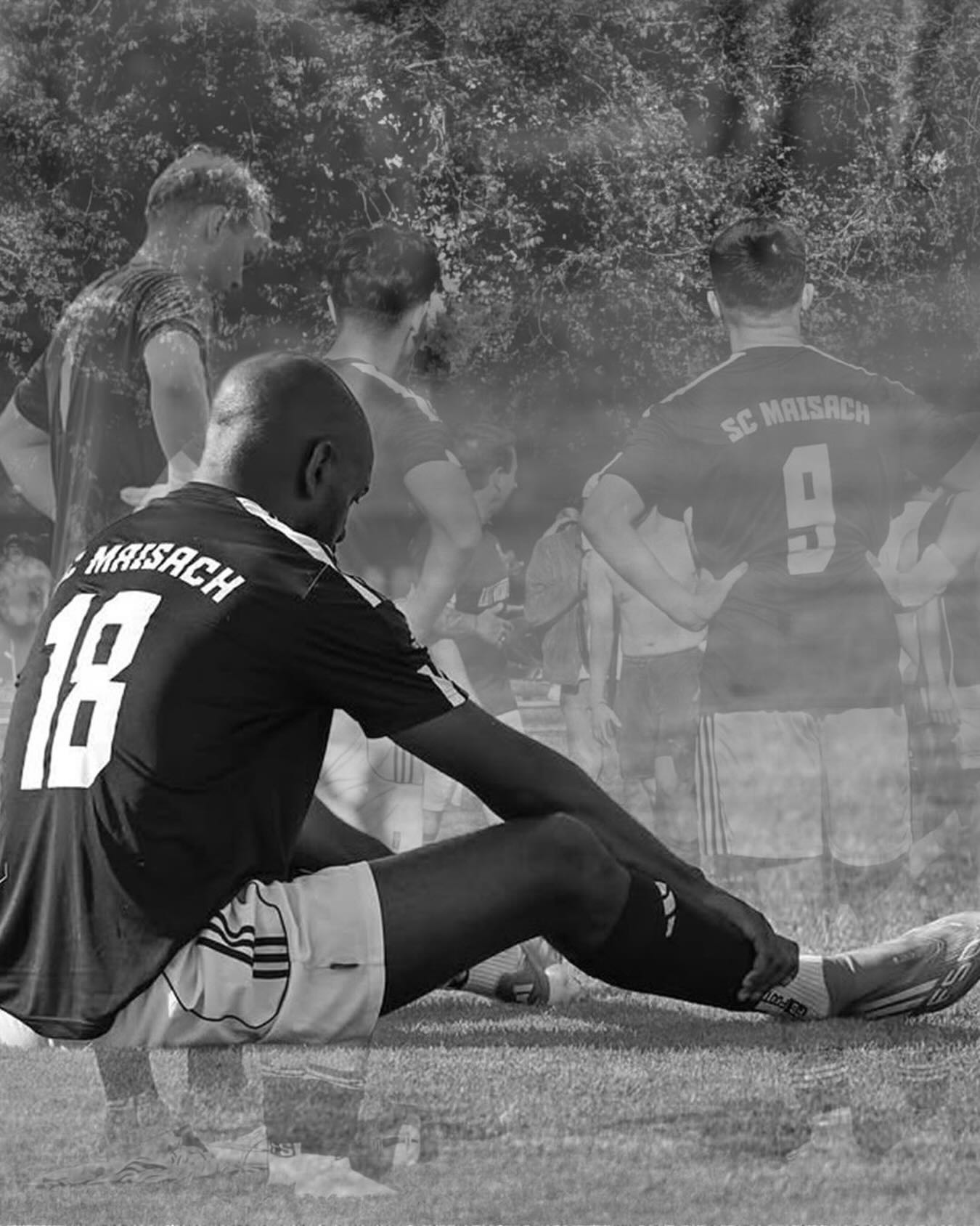 Mit dem Relegationsrückspiel am Wochenende geht für unsere Erste eine lange & kräftezehrende Saison zu Ende.
Leider hat man es nicht geschafft das Ruder im Rückspiel rumzureißen und muss nach über 23 Jahren den Gang in die Kreisklasse antreten…
Diese Situation ist viele immer noch unbegreiflich, da dieser Tag nun gekommen und Wirklichkeit ist. Abgestiegen ist man aber nicht heute. Das Ergebnis ist die Folge einiger Entscheidungen, Leistungen und zahlreicher unglücklicher Verletzungen von Leistungsträgern.
Nun heißt es sich nach diesem Ereignis zu sortieren, Geschehnisse einzuordnen, Gespräche zu führen und Entscheidungen zu treffen, um unseren SC Maisach wieder da hin zurückzuführen, wo er nunmal hingehört! In die Kreisliga.
An dieser Stelle möchten wir auch einfach nochmal Danke sagen, an alle die uns in dieser Saison unterstützt haben, an die zahlreichen Helfer, die es möglich gemacht haben so ein Relegationsevent auszutragen, an alle Spieler und Trainer! Danke!
WIR KOMMEN WIEDER! 💚